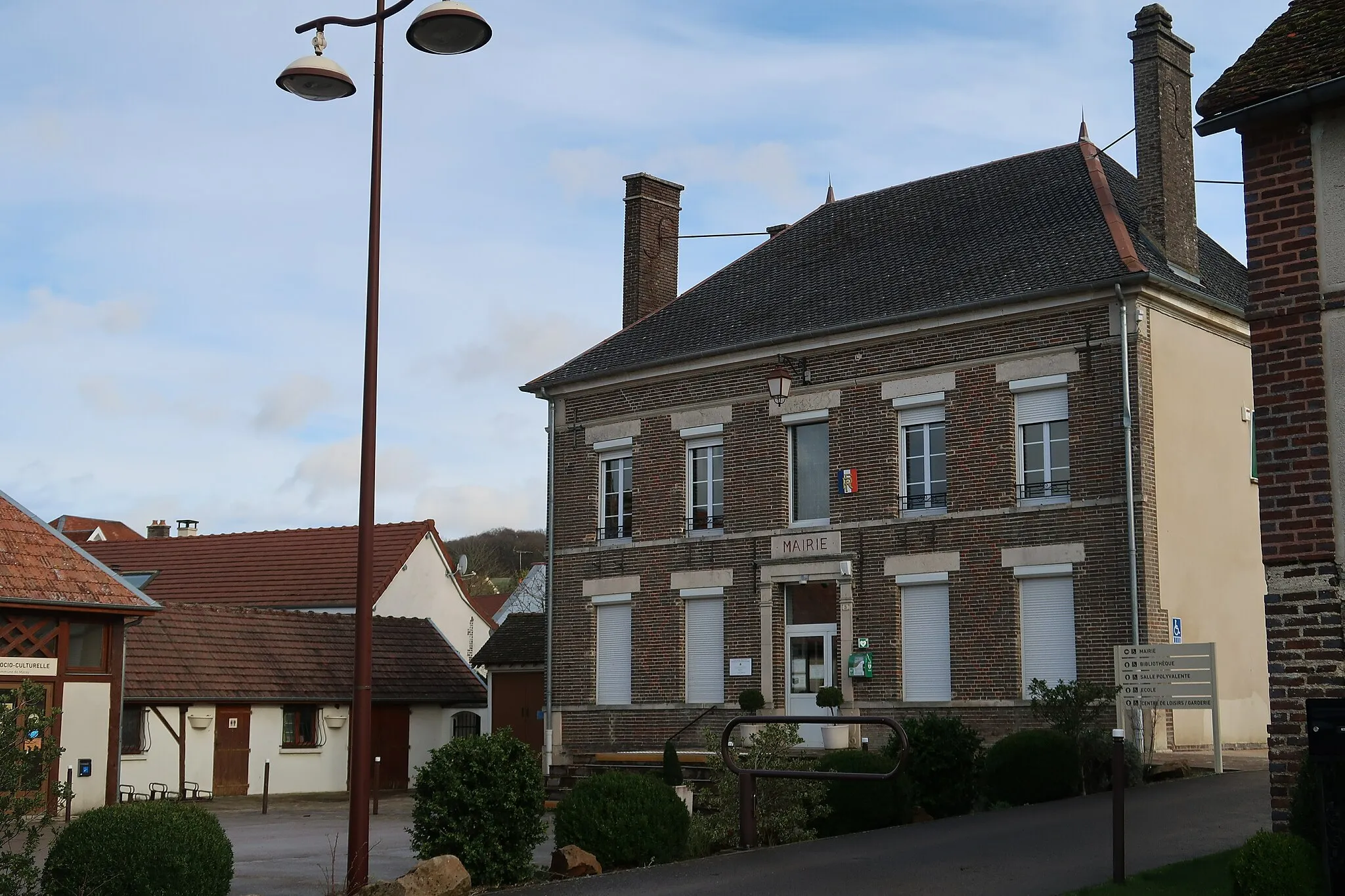 Photo showing: Macey, mairie