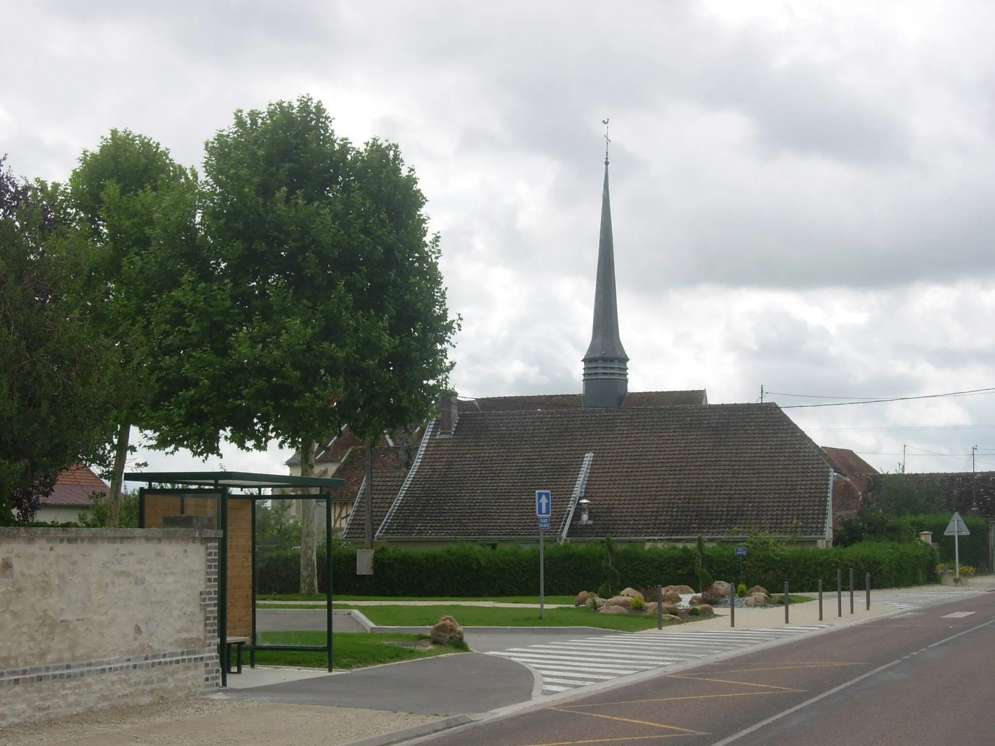 Photo showing: Montaulin : place du village