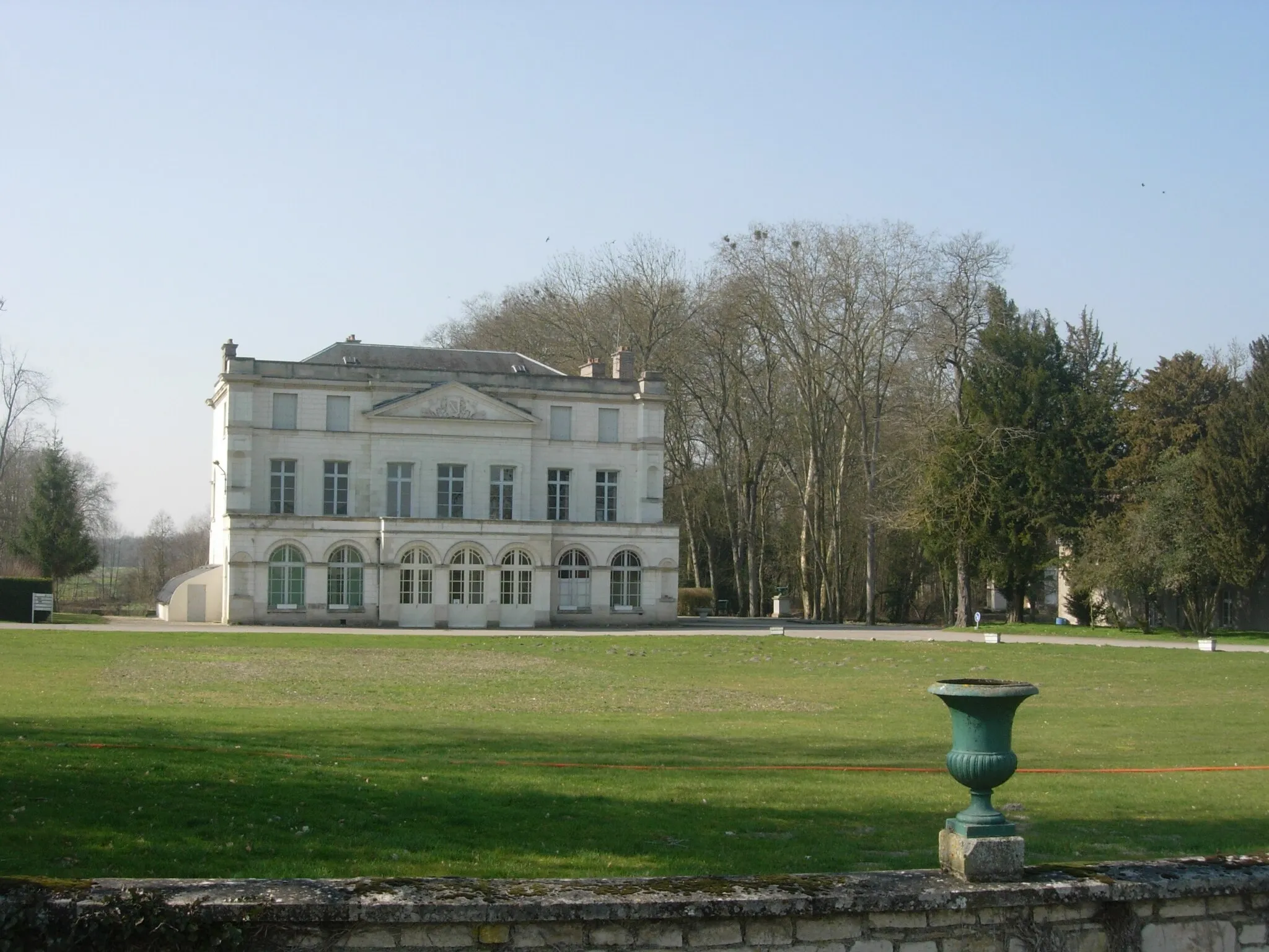 Photo showing: Château de Sainte-Maure (Aube) : de style Louis XIV, les ailes du bâtiment ont été rasées au début du XXème siècle.