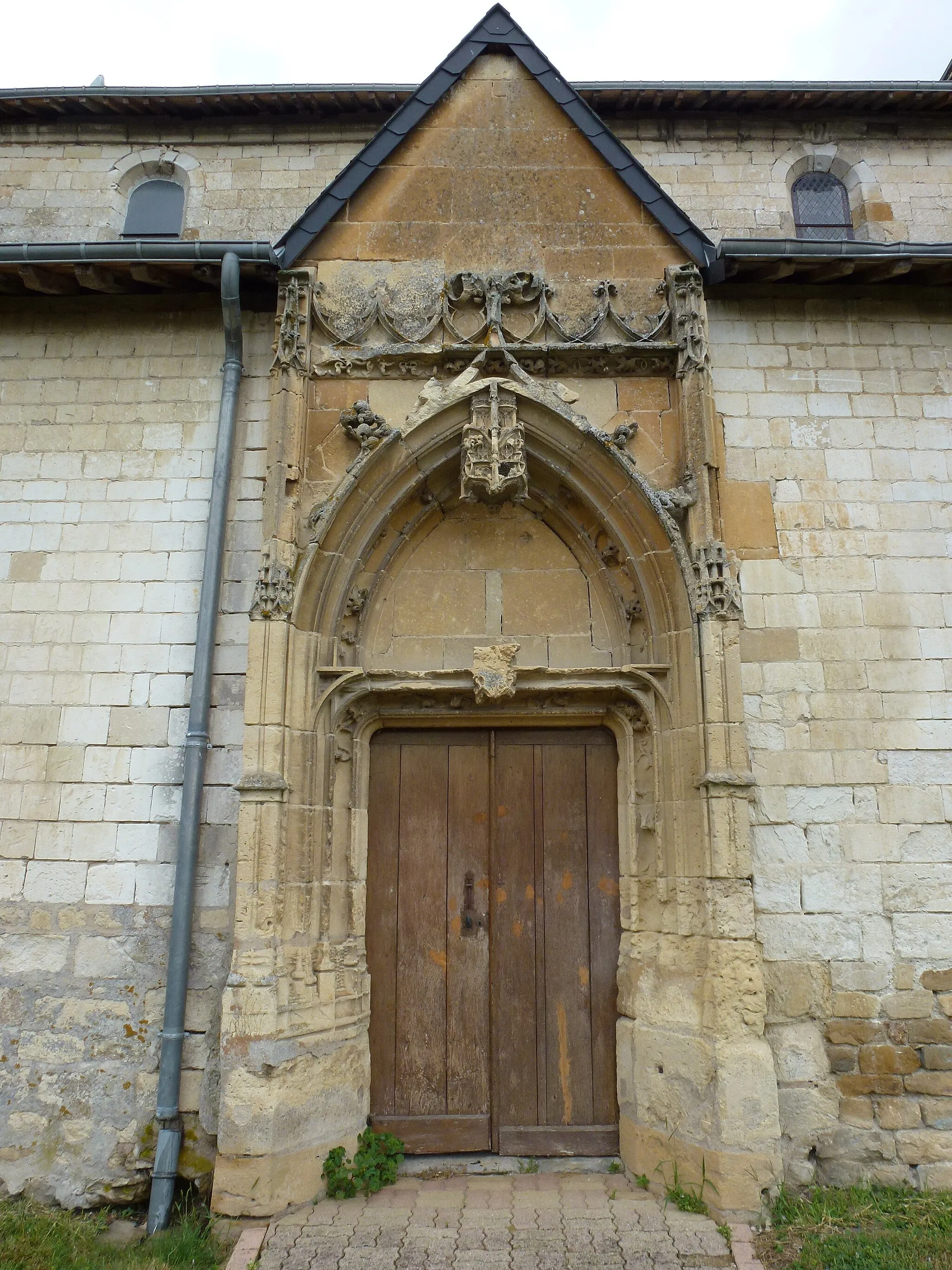 Photo showing: Saulces-Champenoises (Ardennes) église, portail sculpté