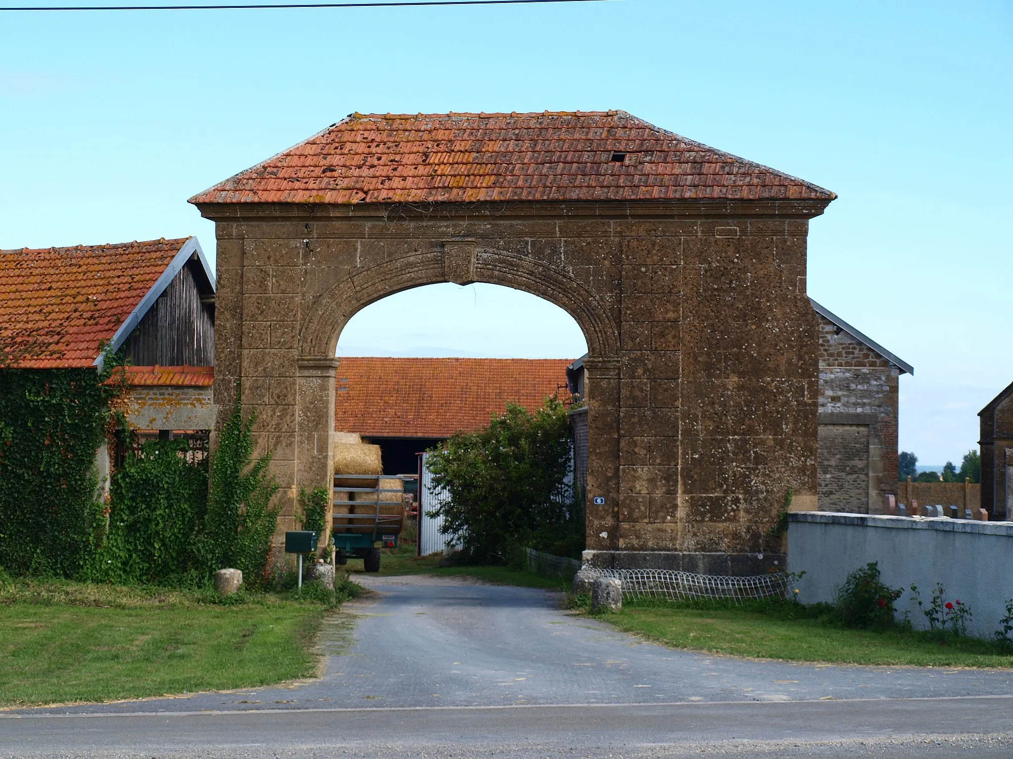 Photo showing: Ambly-Fleury (Ardennes, France) ; porte de la ferme qui jouxte l'église.