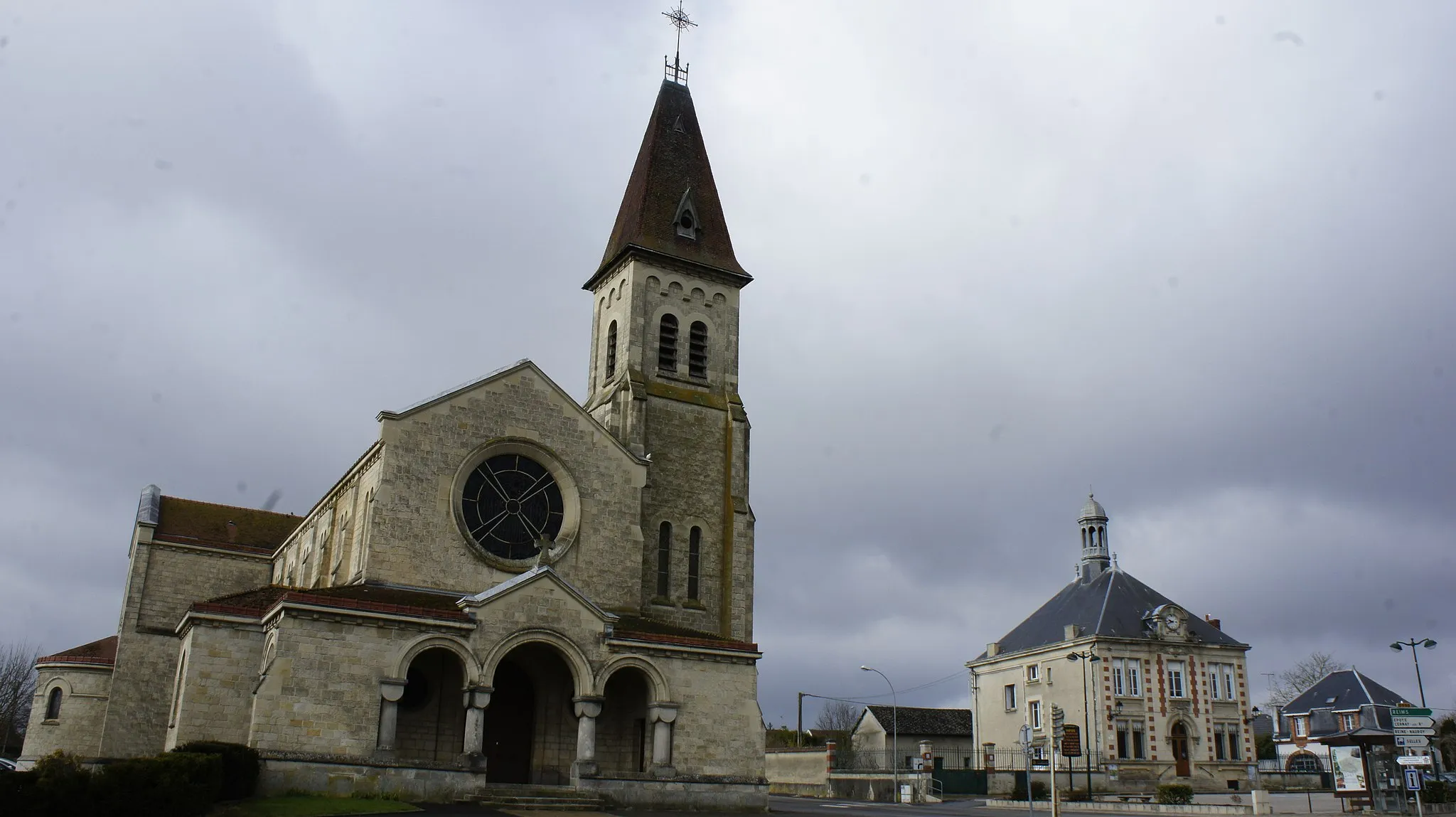 Photo showing: Place principale où se trouve l'égliseet la Maison communale .