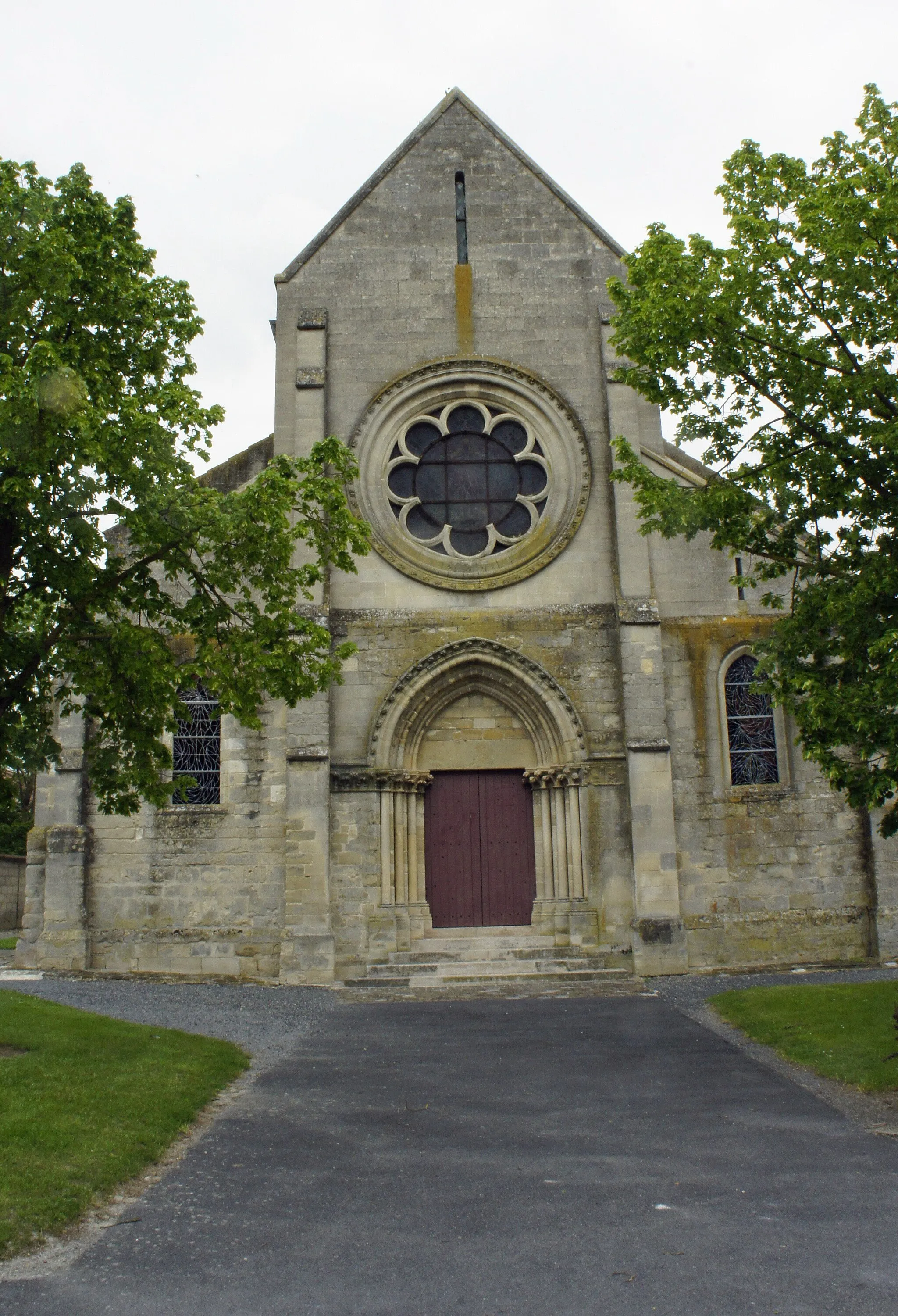 Photo showing: Église Bourgogne et son porche ouest.