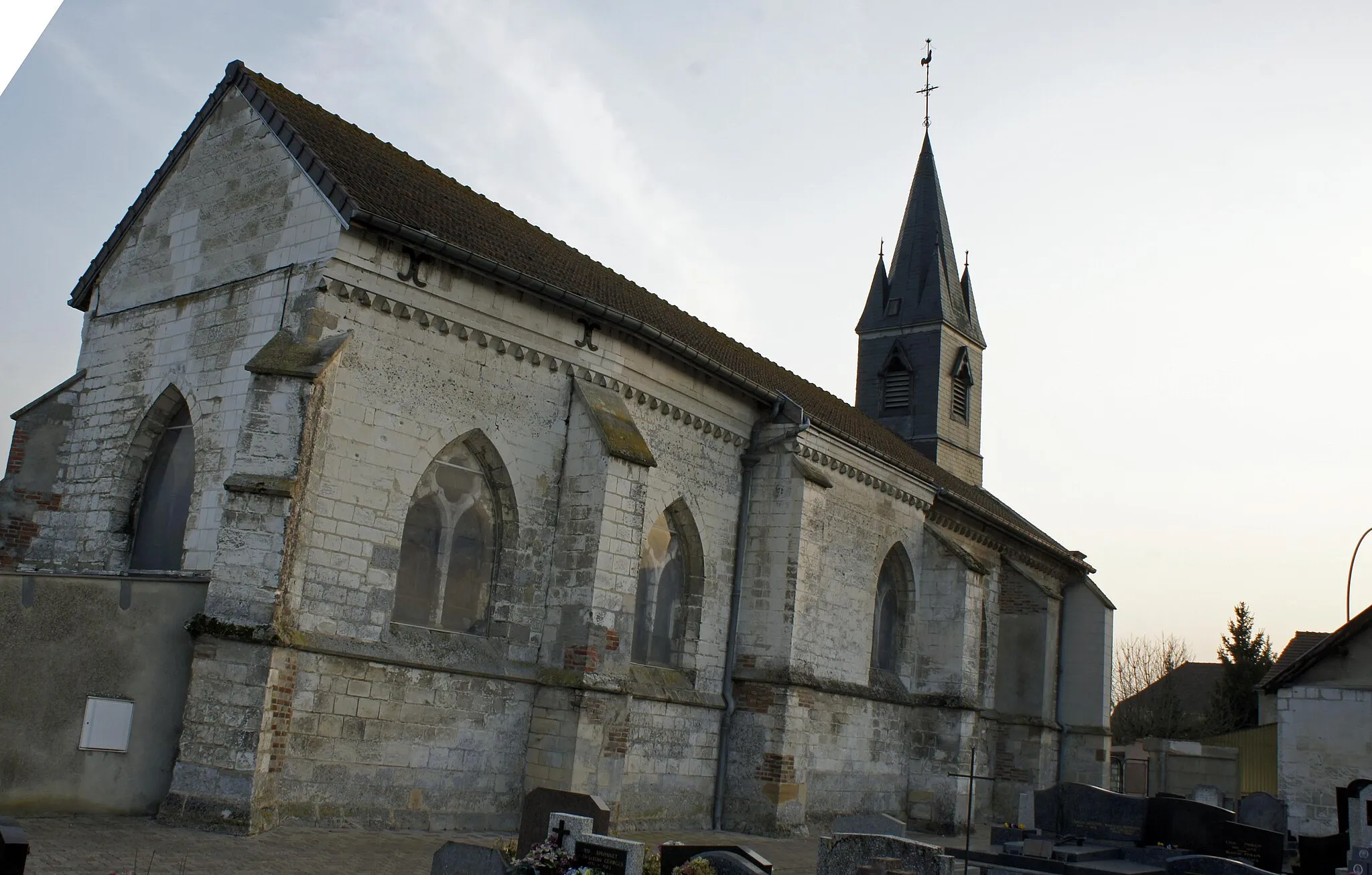 Photo showing: Église et cimetière à Compertrix.