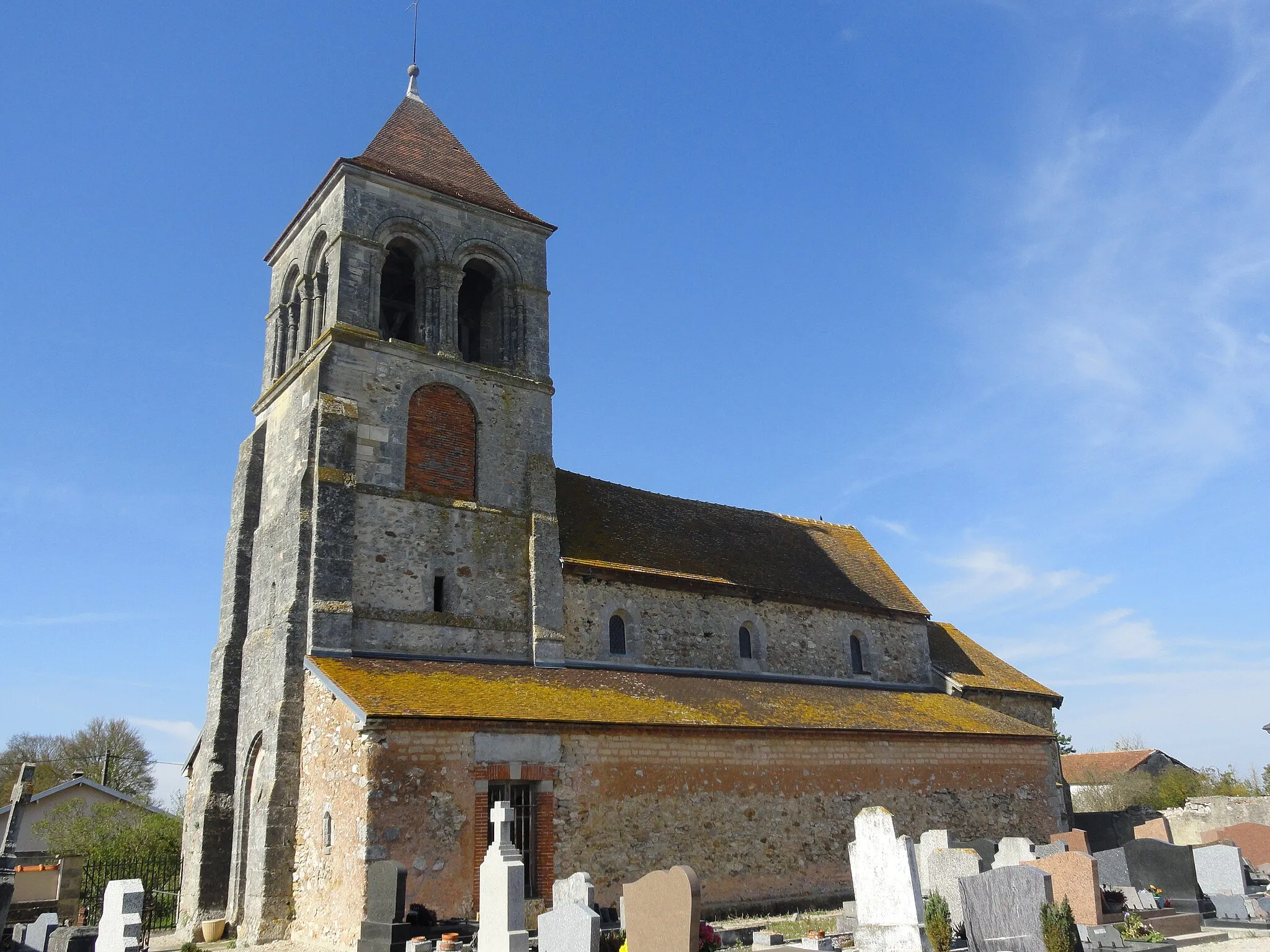 Photo showing: Côté sud de l'église Saint-Thibault de Flavigny (51) et son cimetière.