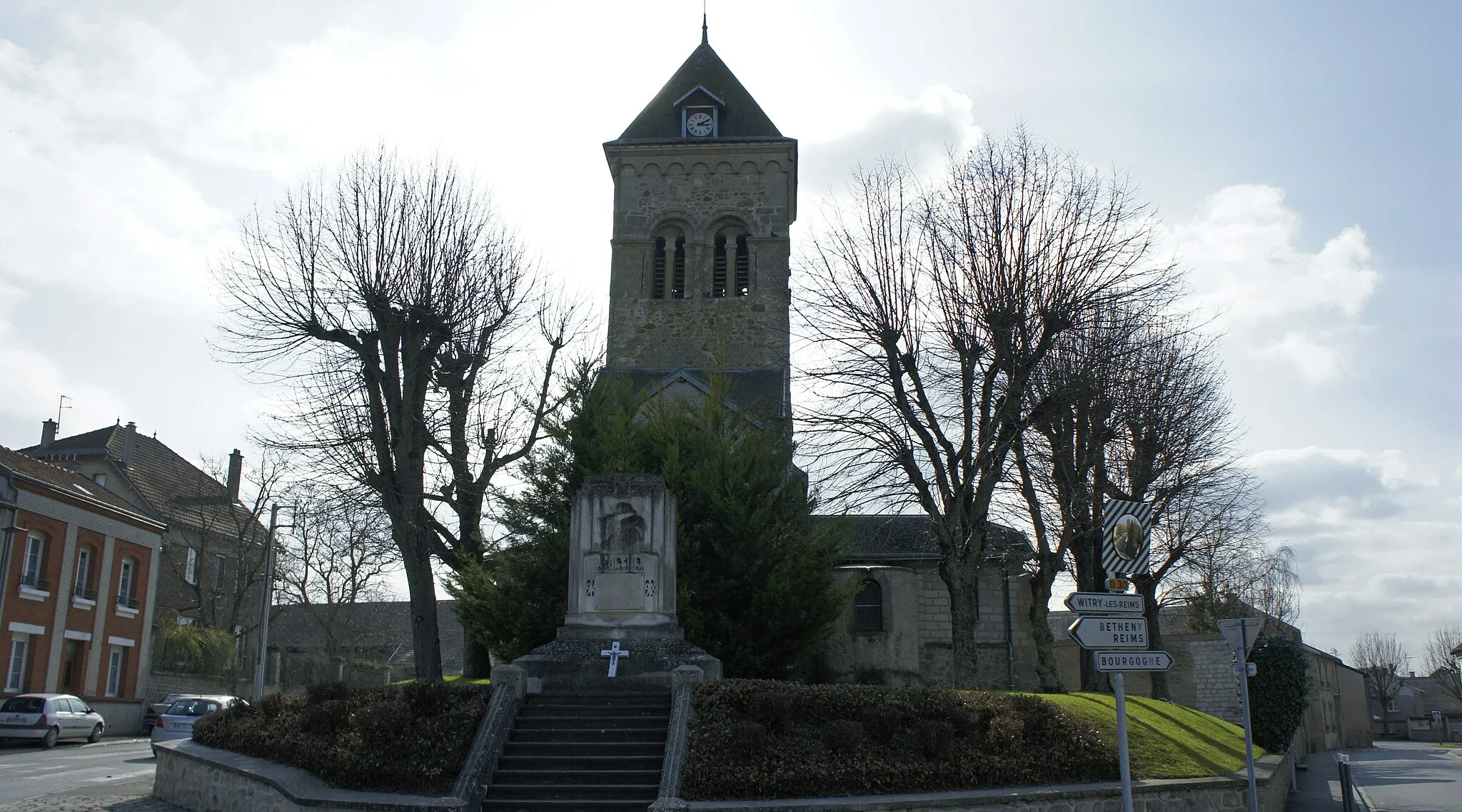 Photo showing: Église et le monument aux morts de Fresne-lès-Reims.