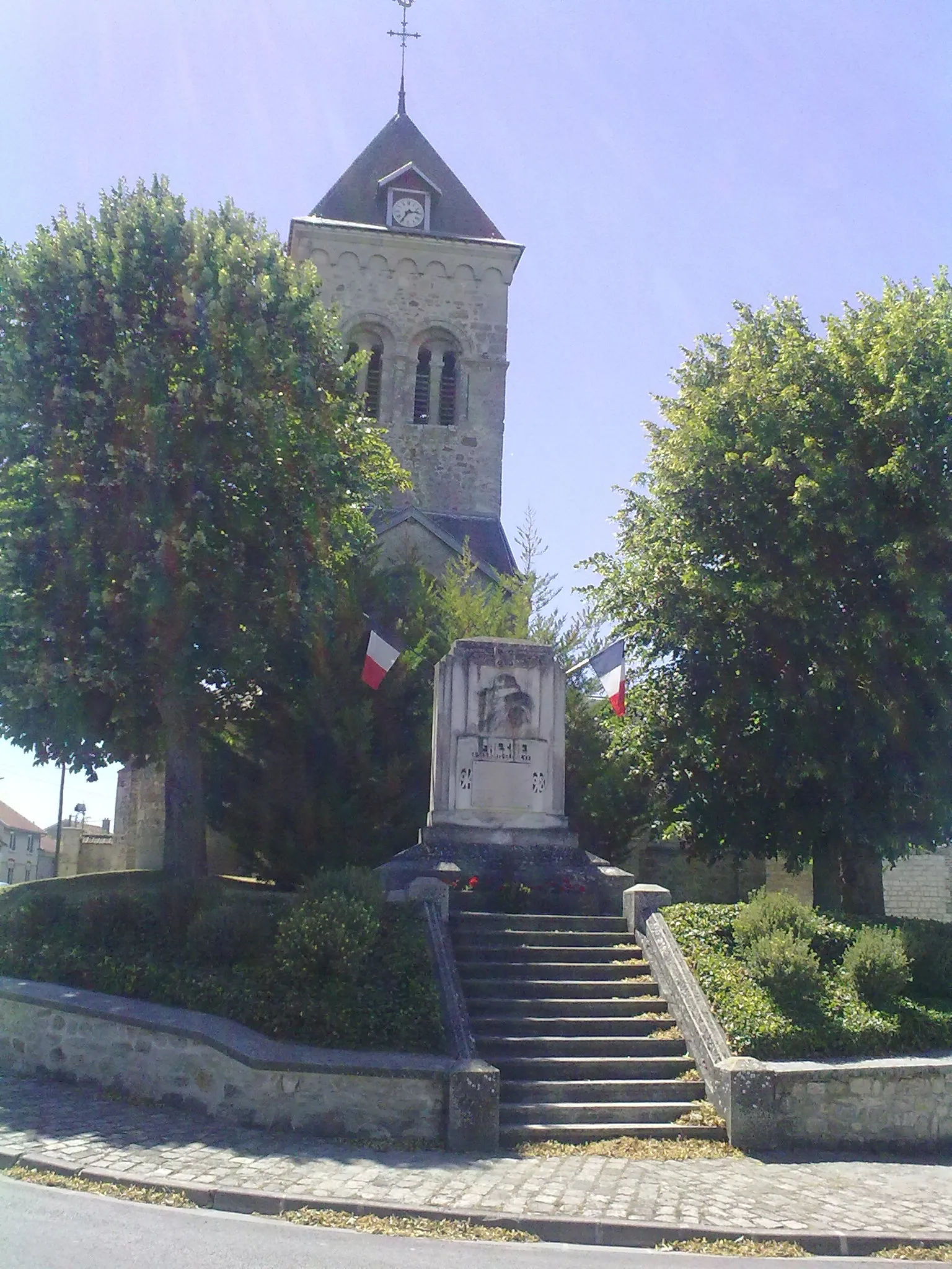 Photo showing: Église de Fresne-lès-Reims (51) et monument aux morts.