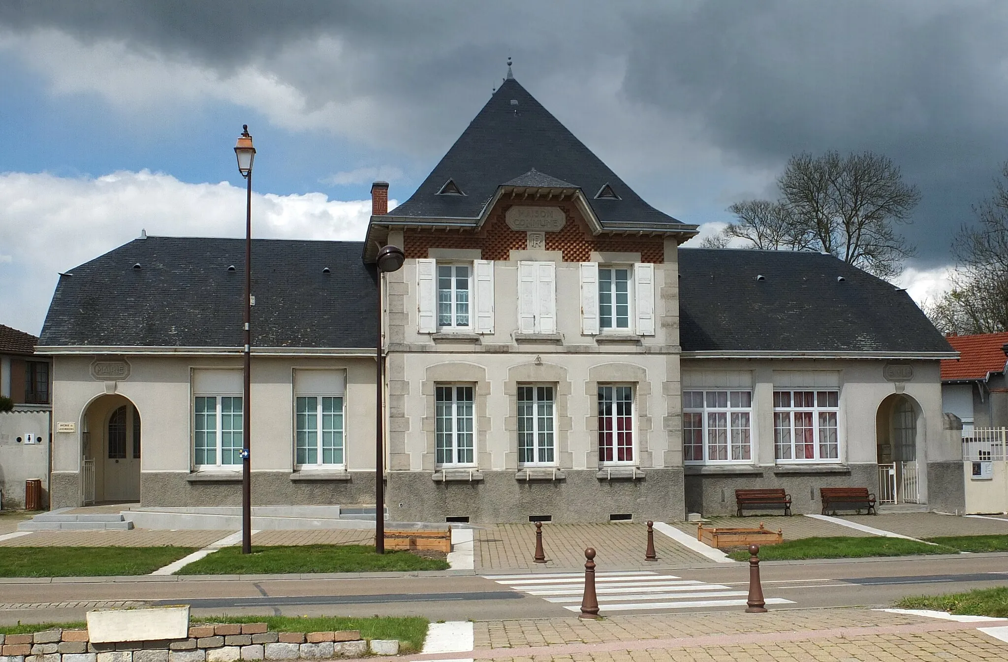 Photo showing: Town hall in L'Épine, Marne, France