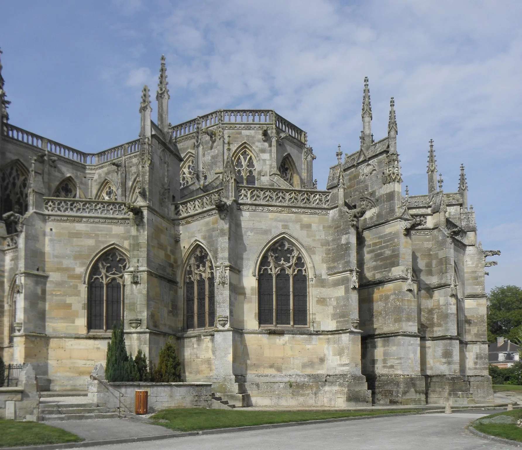 Photo showing: Chevet de la basilique Notre-Dame de L'Épine (51).