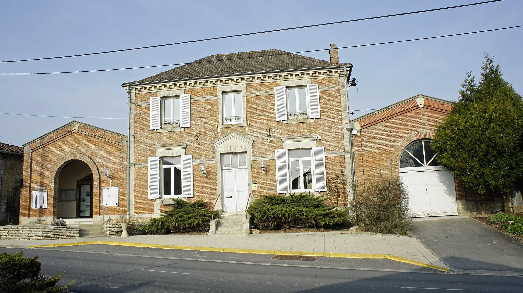 Photo showing: Vue de la mairie de Moncetz-Longevas (Marne, France).