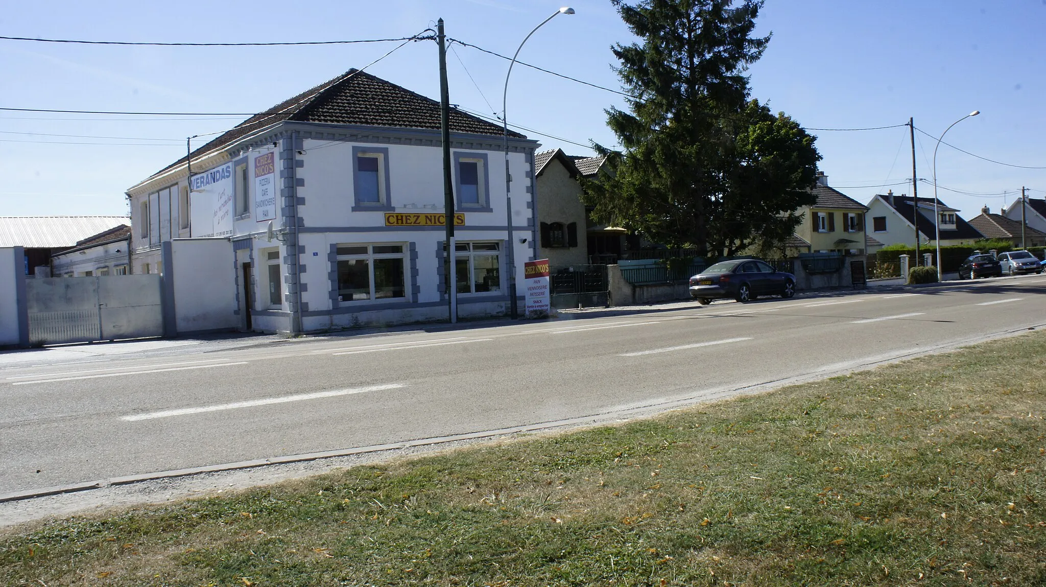 Photo showing: Commerce sur la départementale 3 .