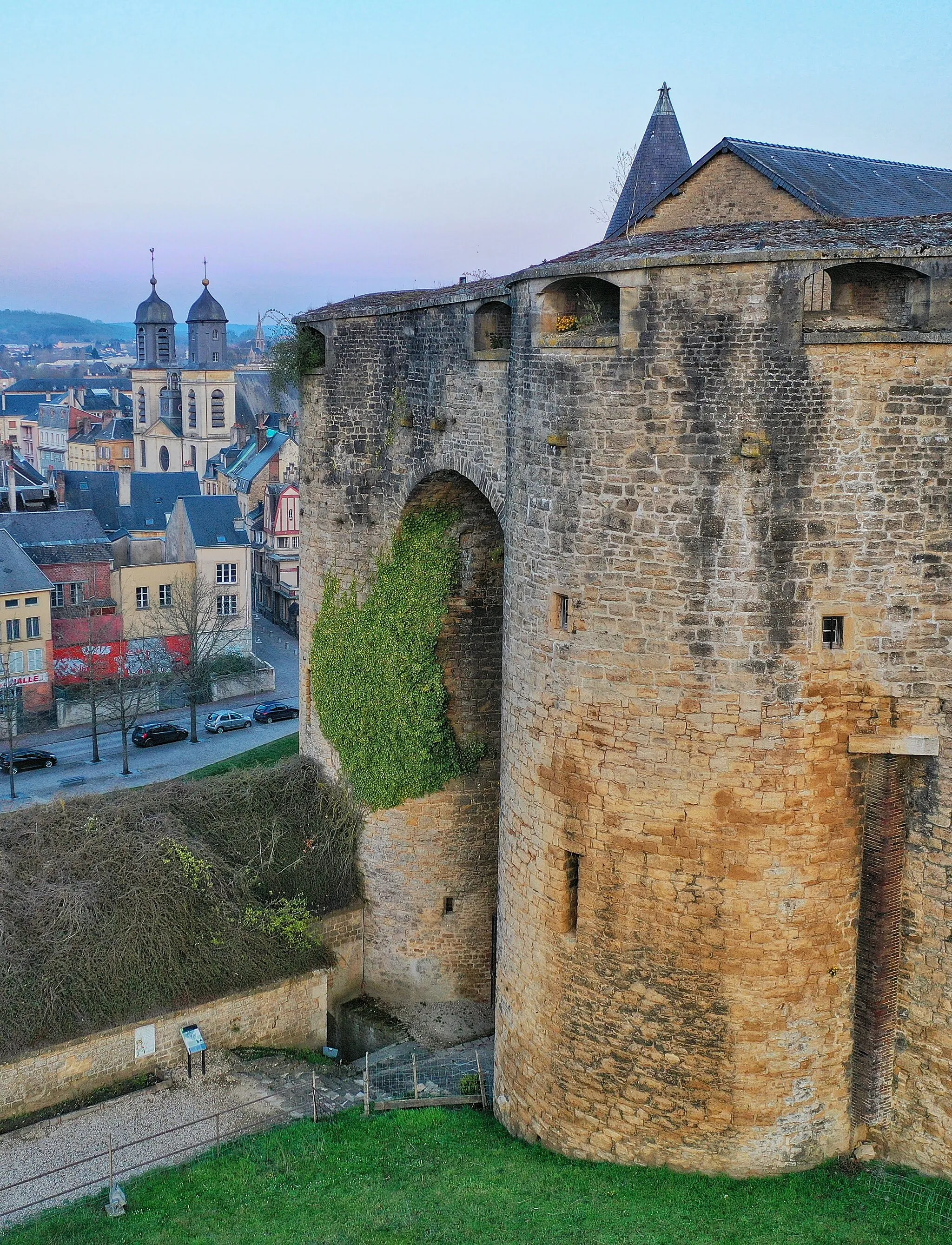 Photo showing: Château de Sedan - Vue aérienne Tours jumelles