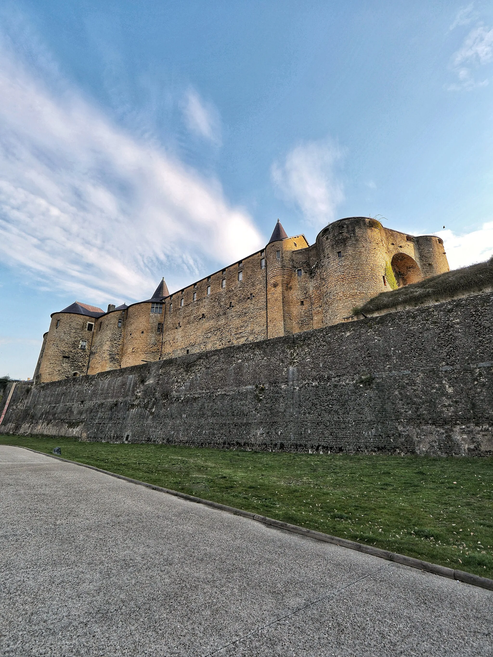 Photo showing: Château de Sedan - Vue extérieure depuis les Douves © Pierre Holley