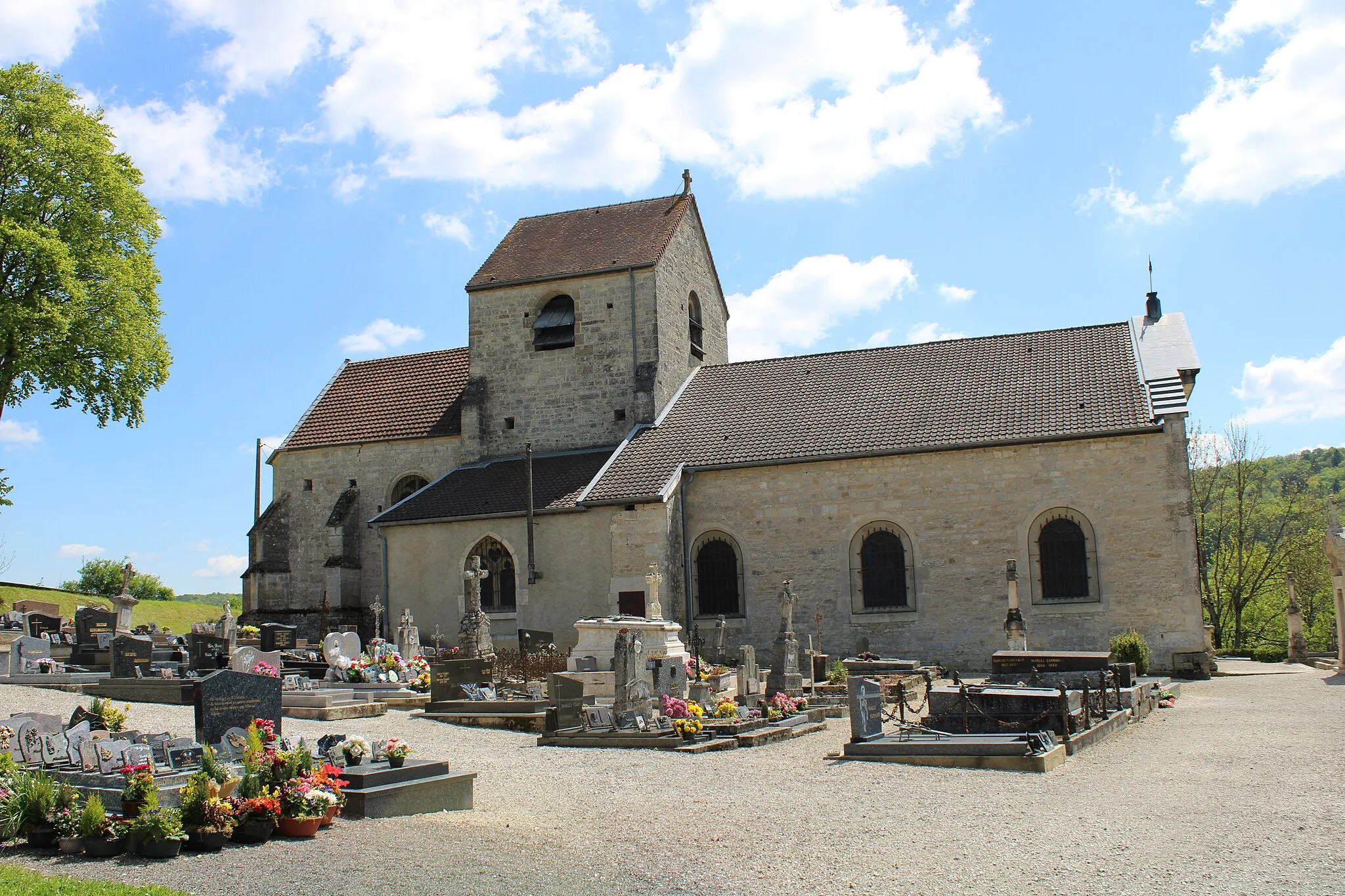 Photo showing: L'église au milieu du cimetière.