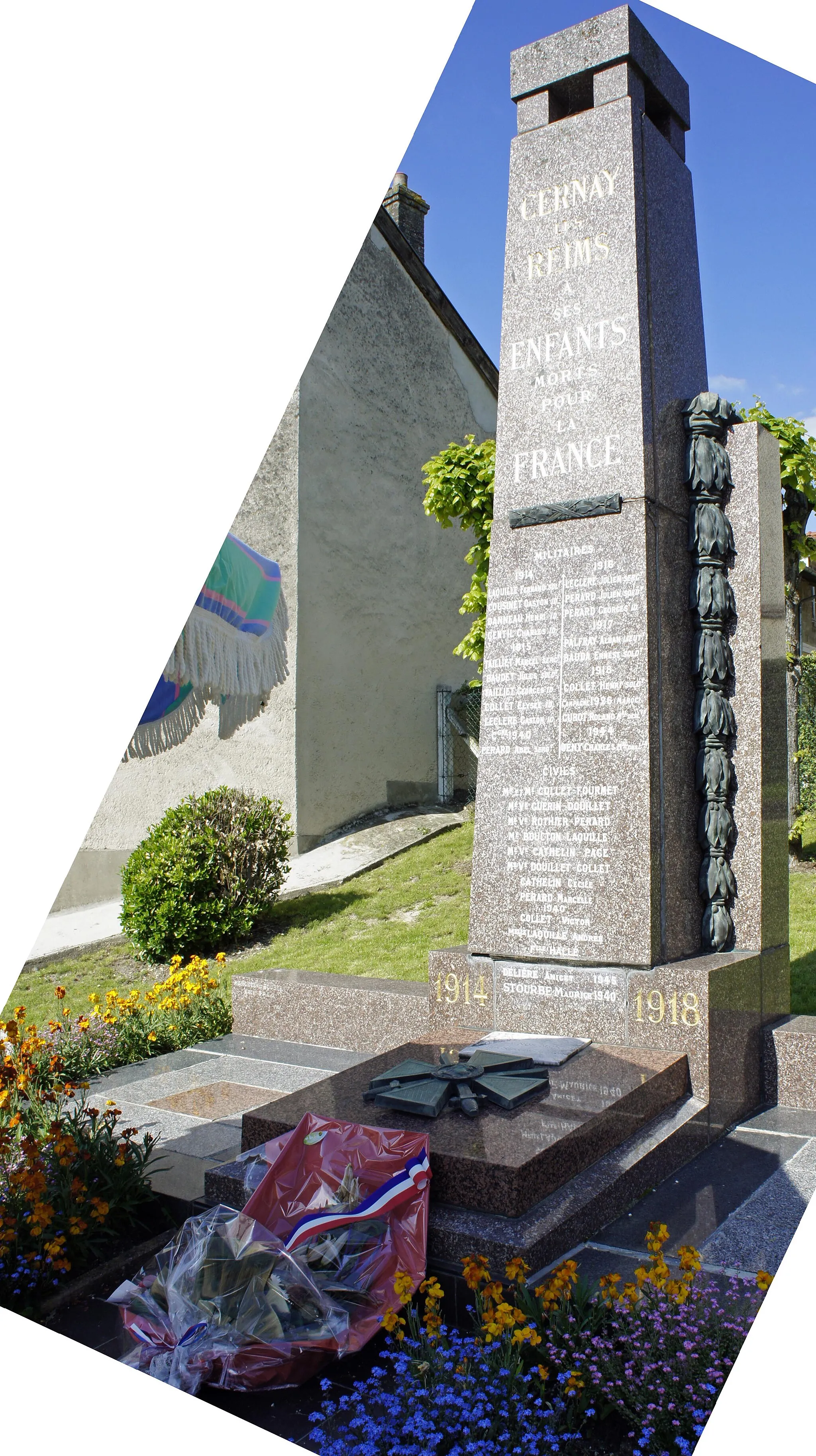 Photo showing: Cernay, son monument aux morts.