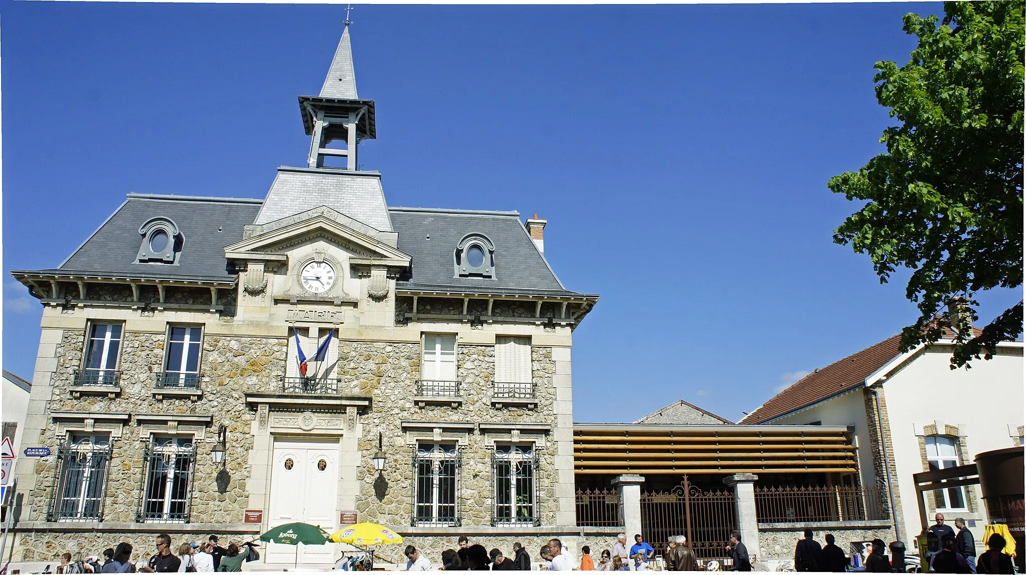 Photo showing: La Mairie de Cernay-les-Reims un jour de borcante.