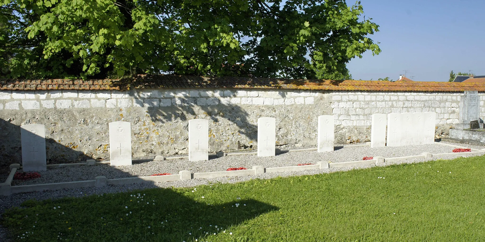 Photo showing: Lavannes war graves, dans le cimetière qui entoure l'église, les tombes d'aviateurs de la R.A.F.