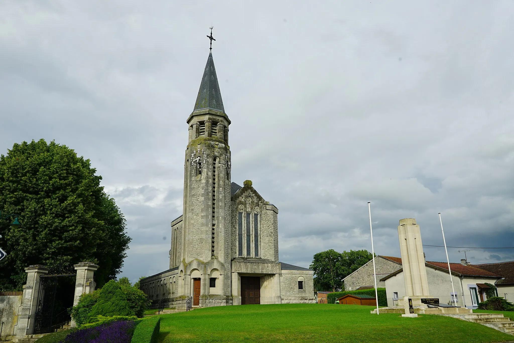 Photo showing: l'église et le monument aux morts de Pomacle.