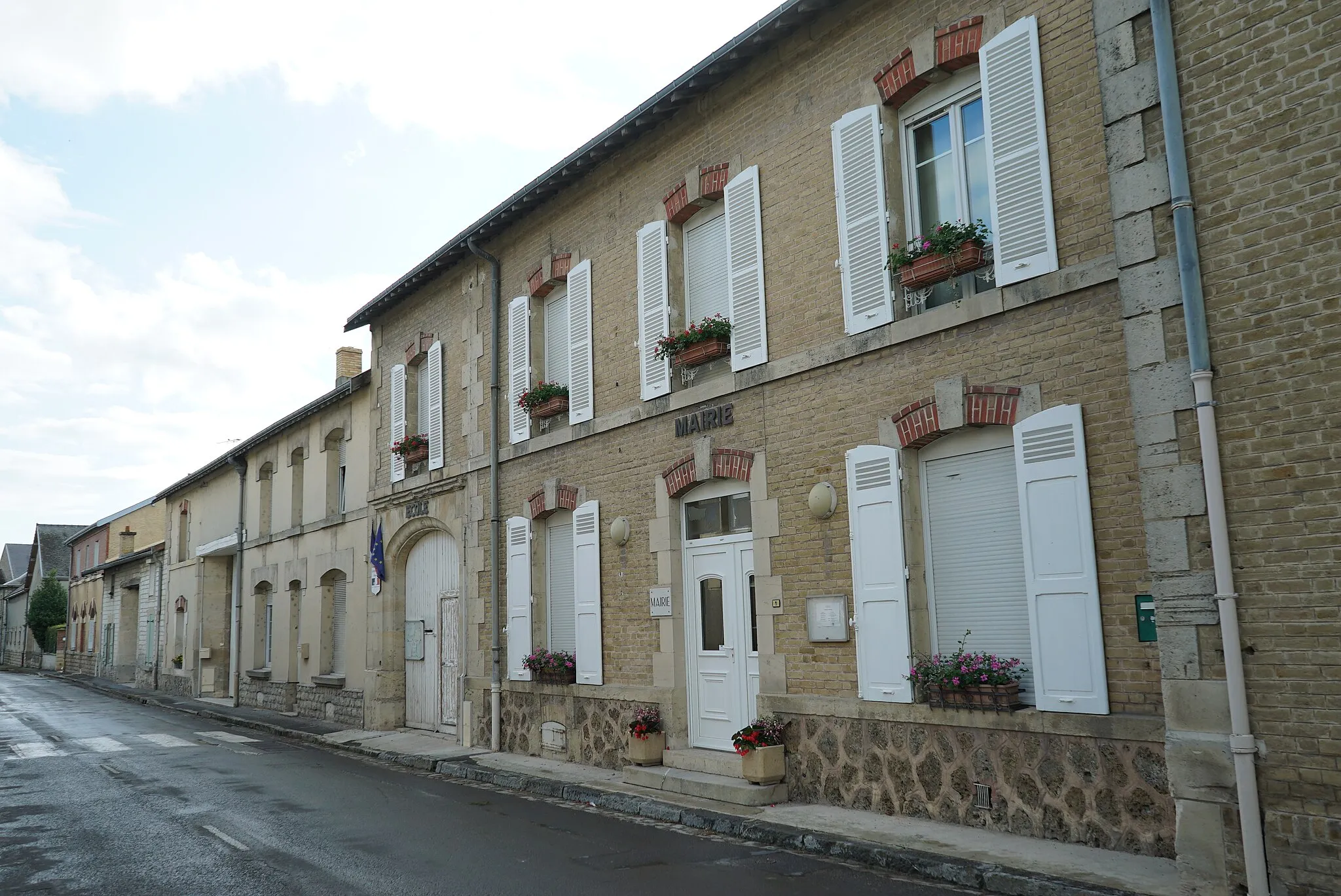 Photo showing: salle municipale et monument aux laboureurs.