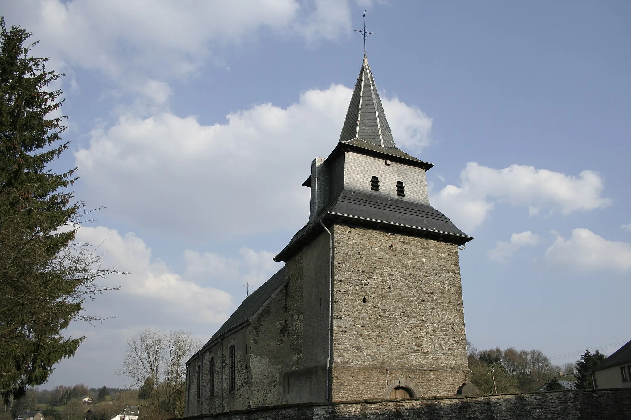 Photo showing: Oizy (Belgium), the St. Hubert church (XVIIth century).