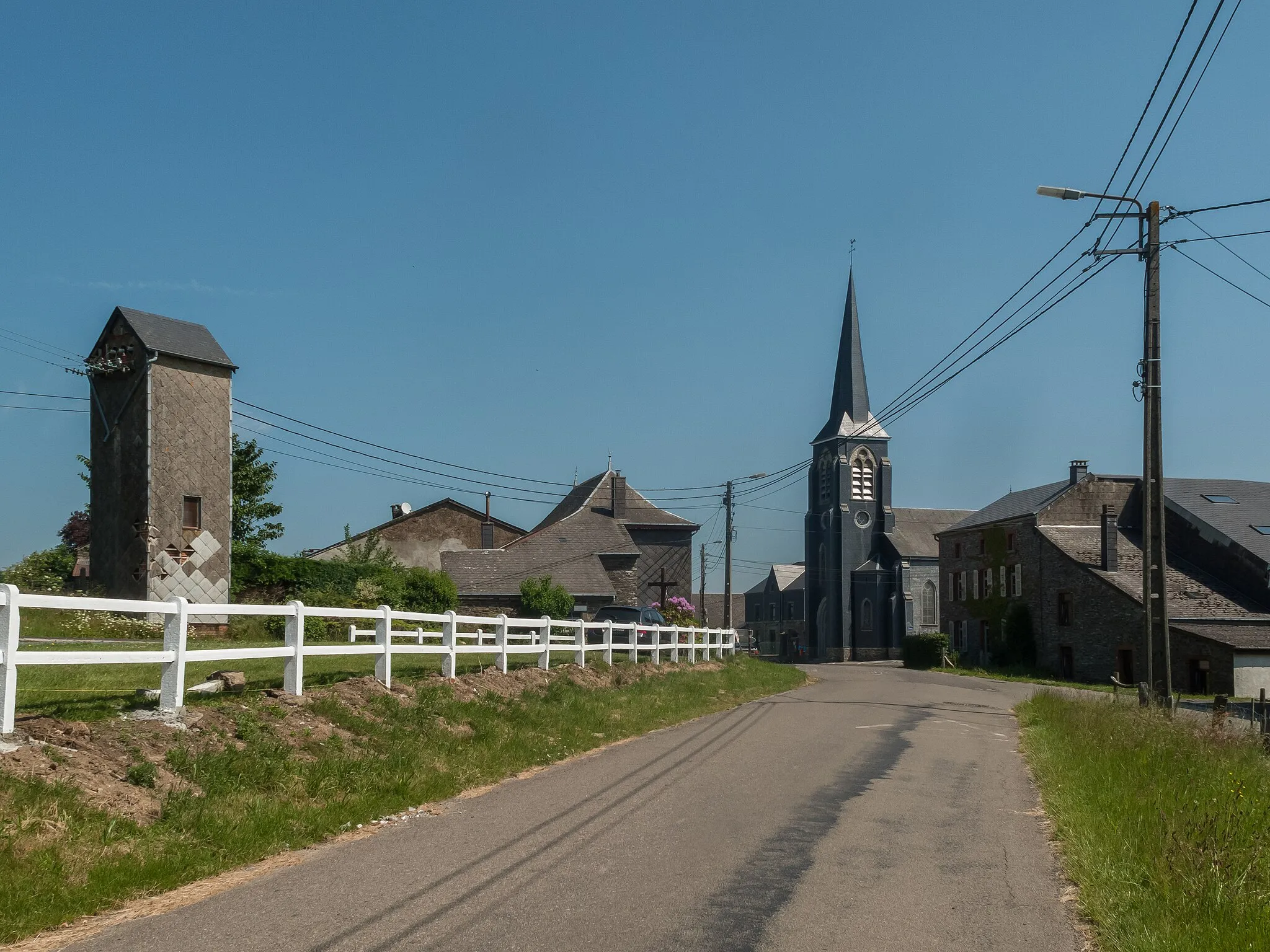 Photo showing: Nollevaux, church (église Saint-Urbain) in the street