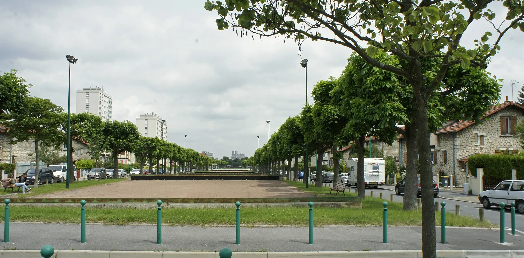 Photo showing: Avenue du 18 juin 1940 et vue de la cathédrale depuis le quartier Maison Blanche.