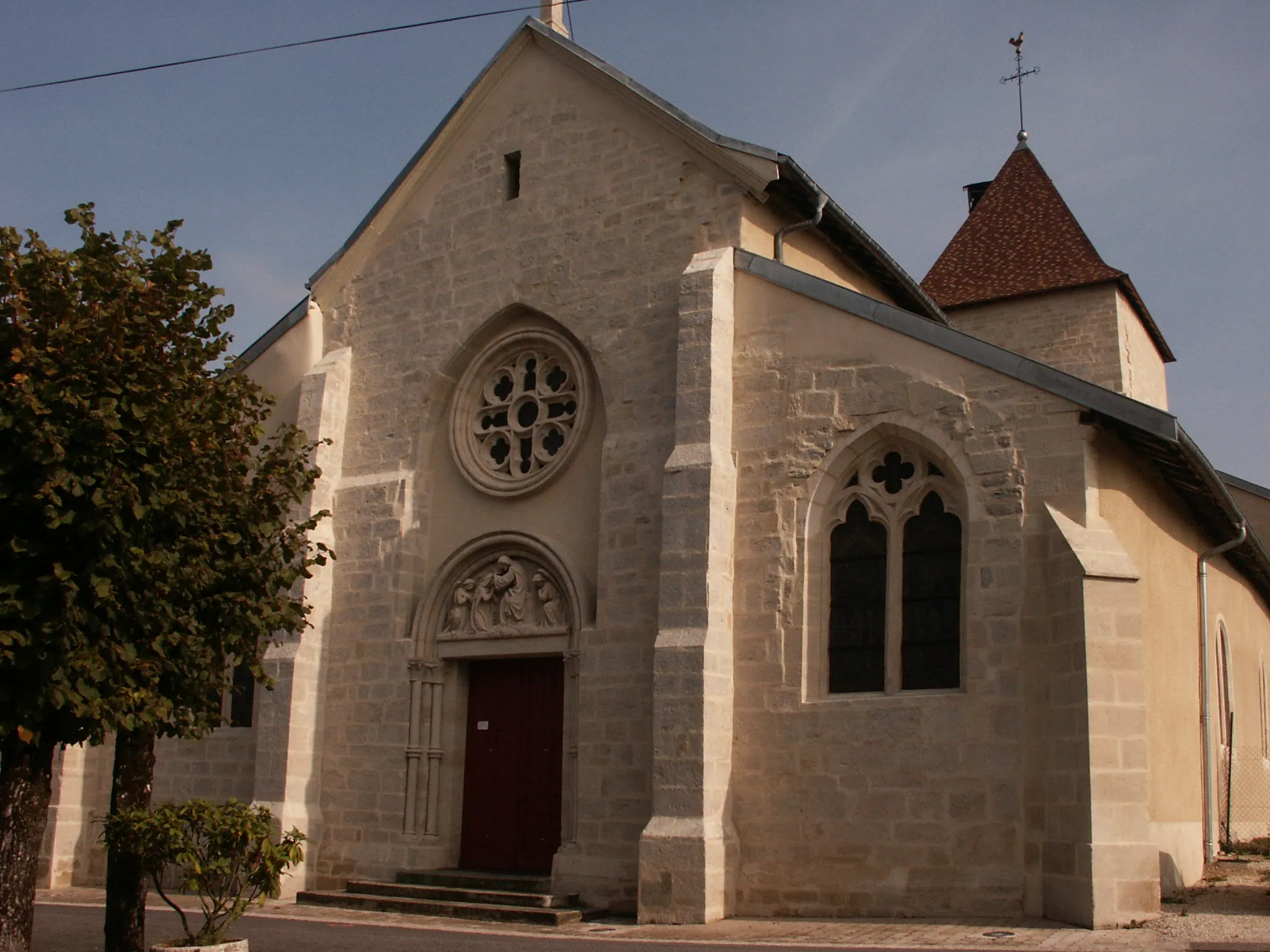 Photo showing: Vue sur le portail de l'église de la nativité