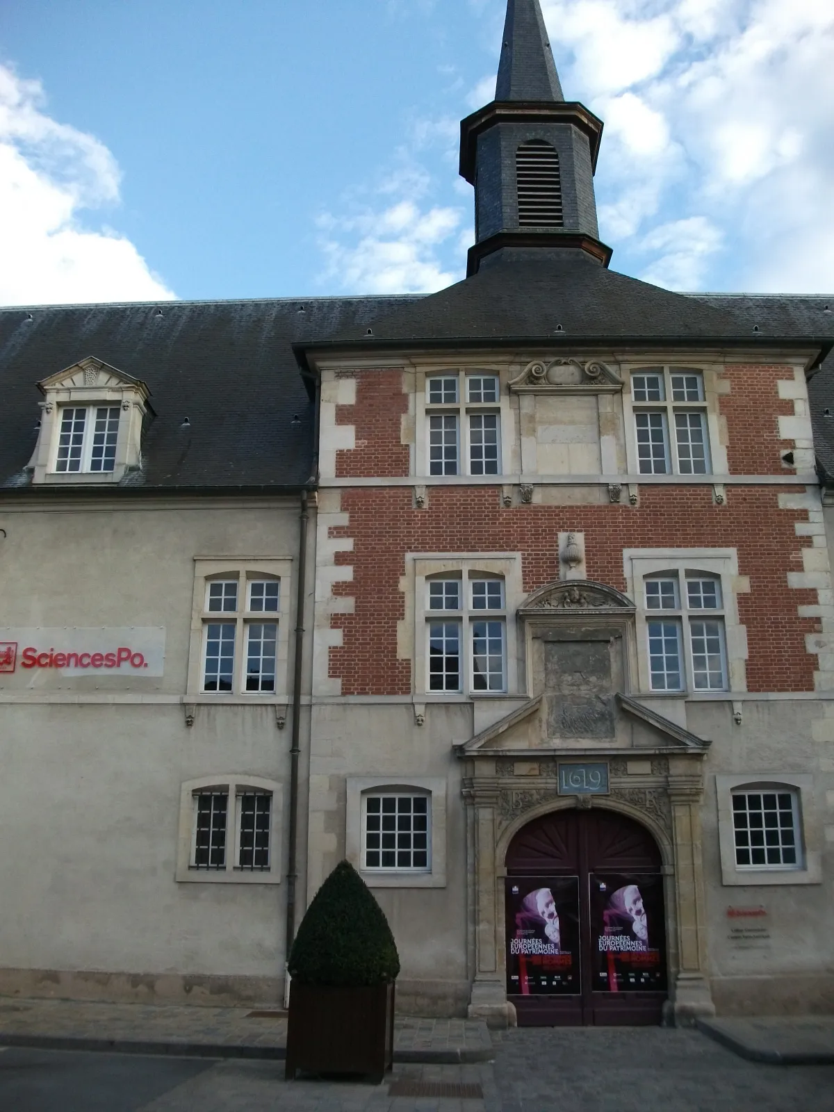 Photo showing: Ancien Collège des Jésuites de Reims, place Museux, l'entrée qui sert aussi au campus de Sciences Po.