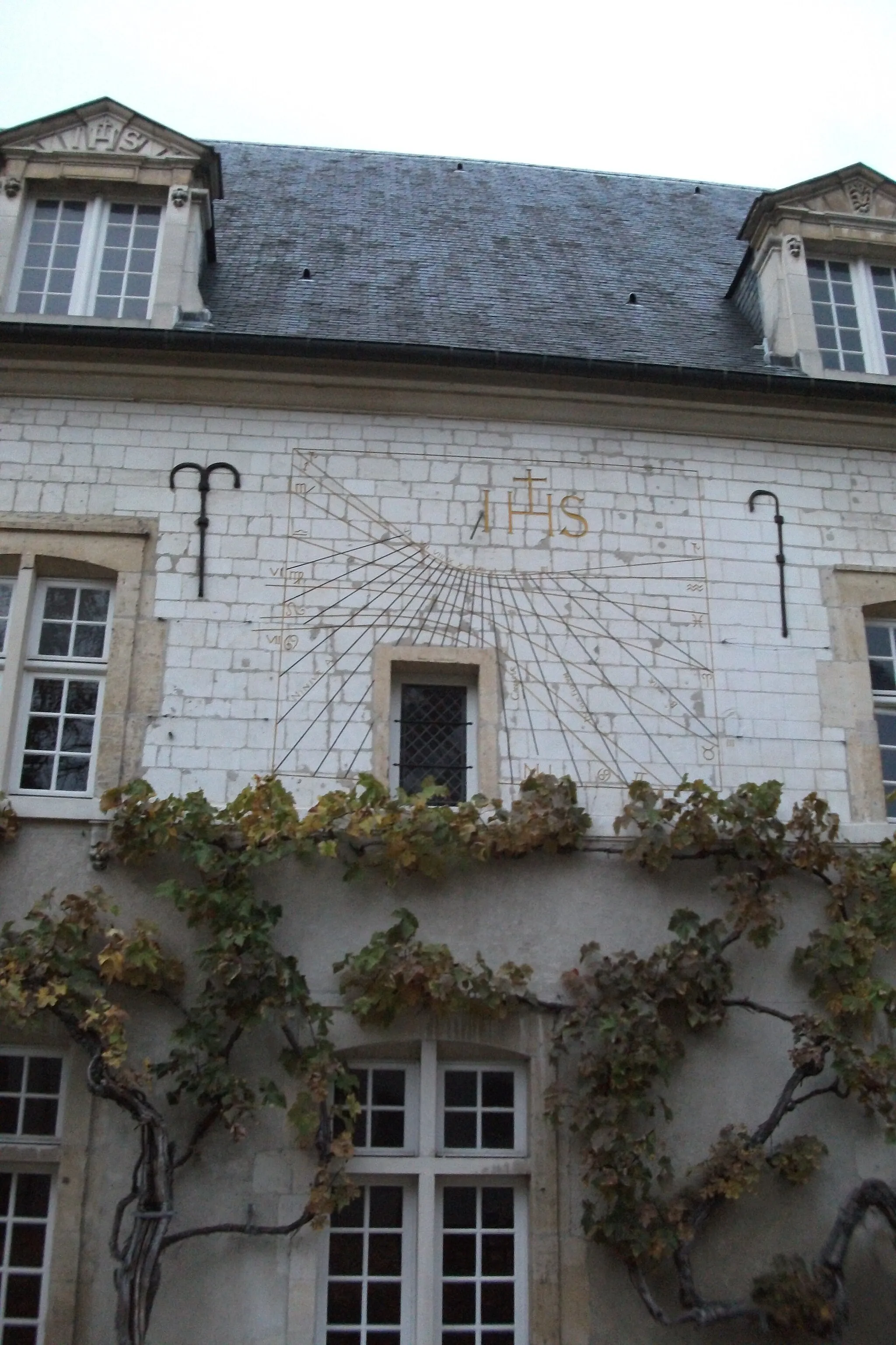 Photo showing: Cour et Cadran solaire de l'ancient collège des Jésuites.