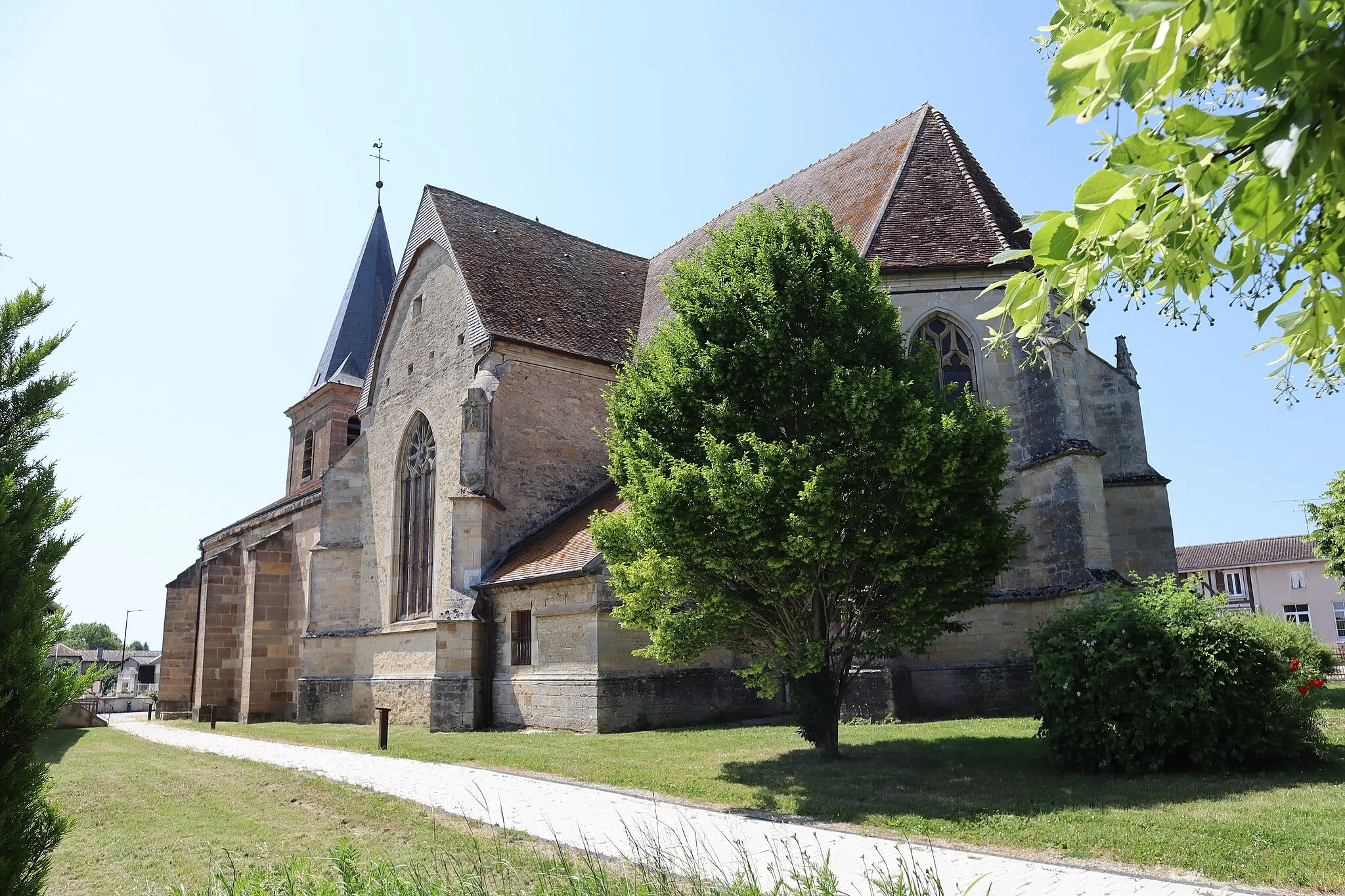 Photo showing: Extérieur de l'église Saint-Martin de Louze (52).
