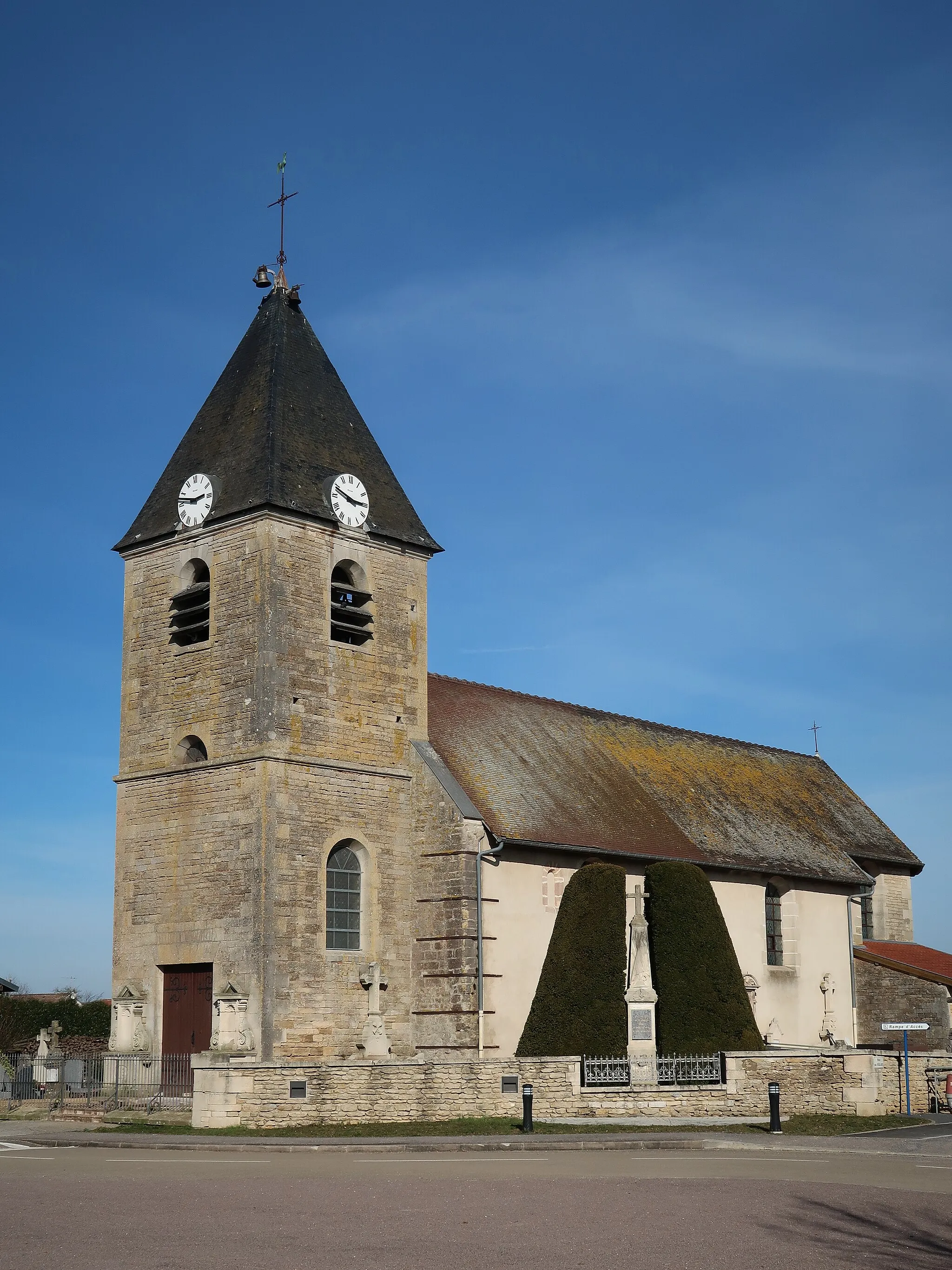 Photo showing: This building is indexed in the base Mérimée, a database of architectural heritage maintained by the French Ministry of Culture, under the reference PA52000039 .