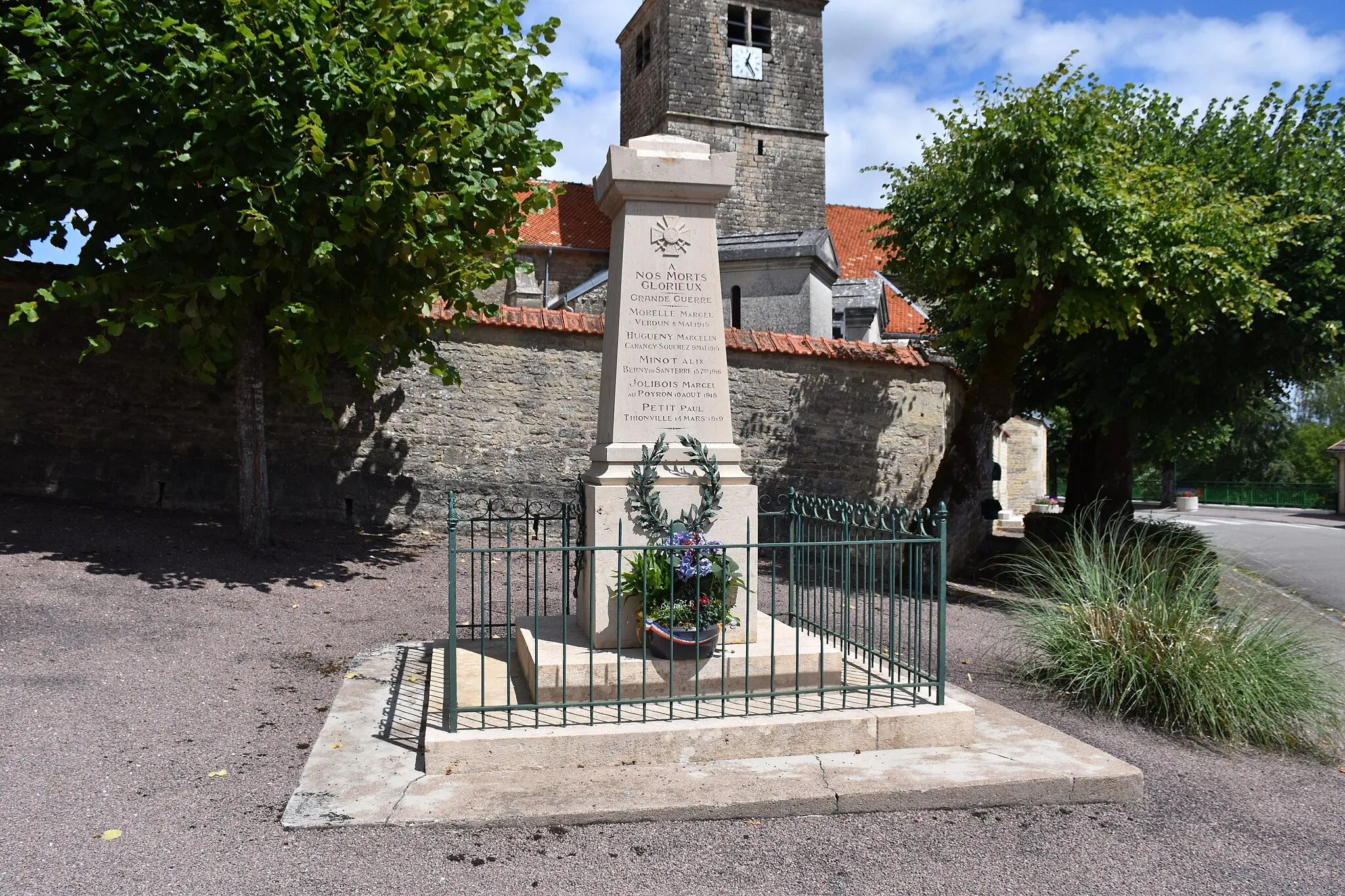 Photo showing: Monument aux morts - noms
