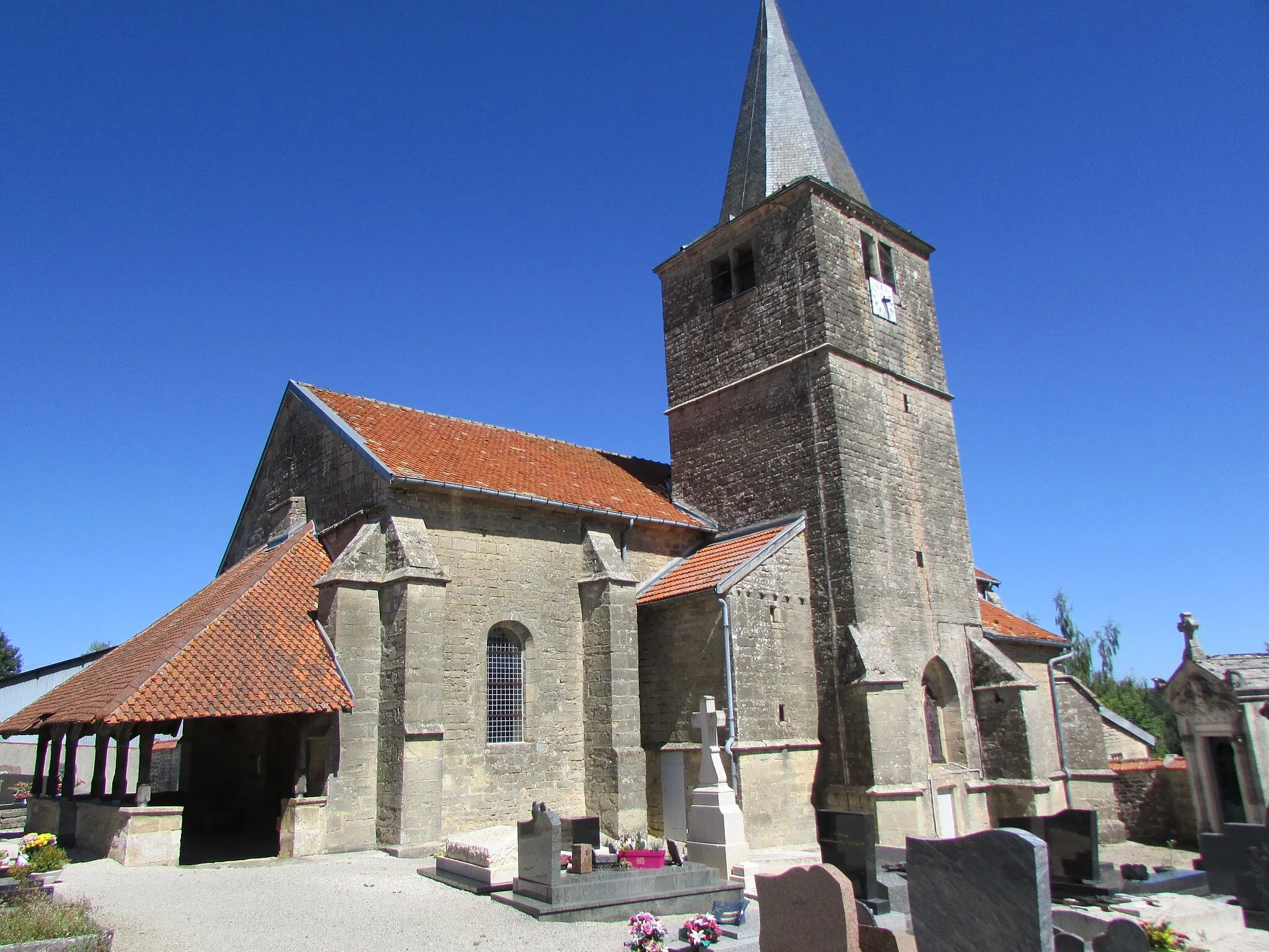 Photo showing: L'église et son porche couvert.