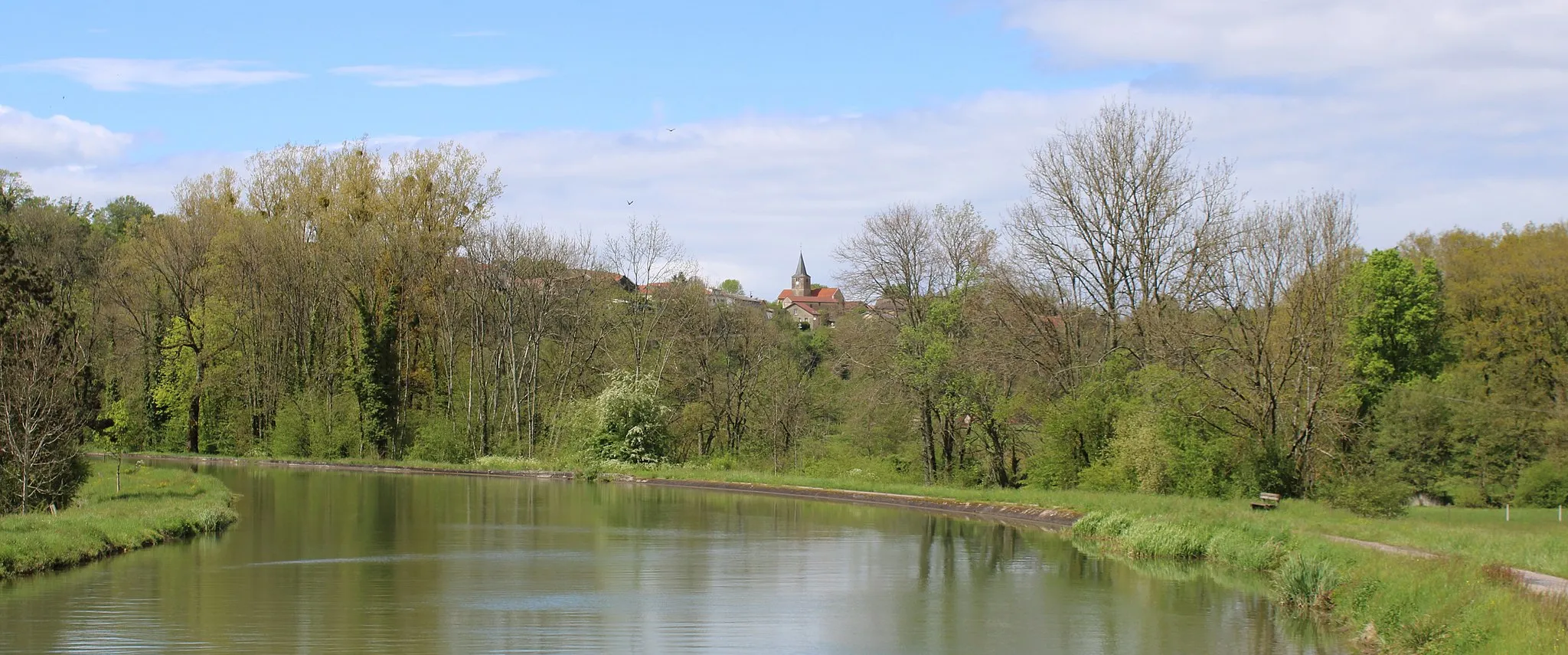 Photo showing: Panorama du village depuis les rives du canal entre Champagne et Bourgogne