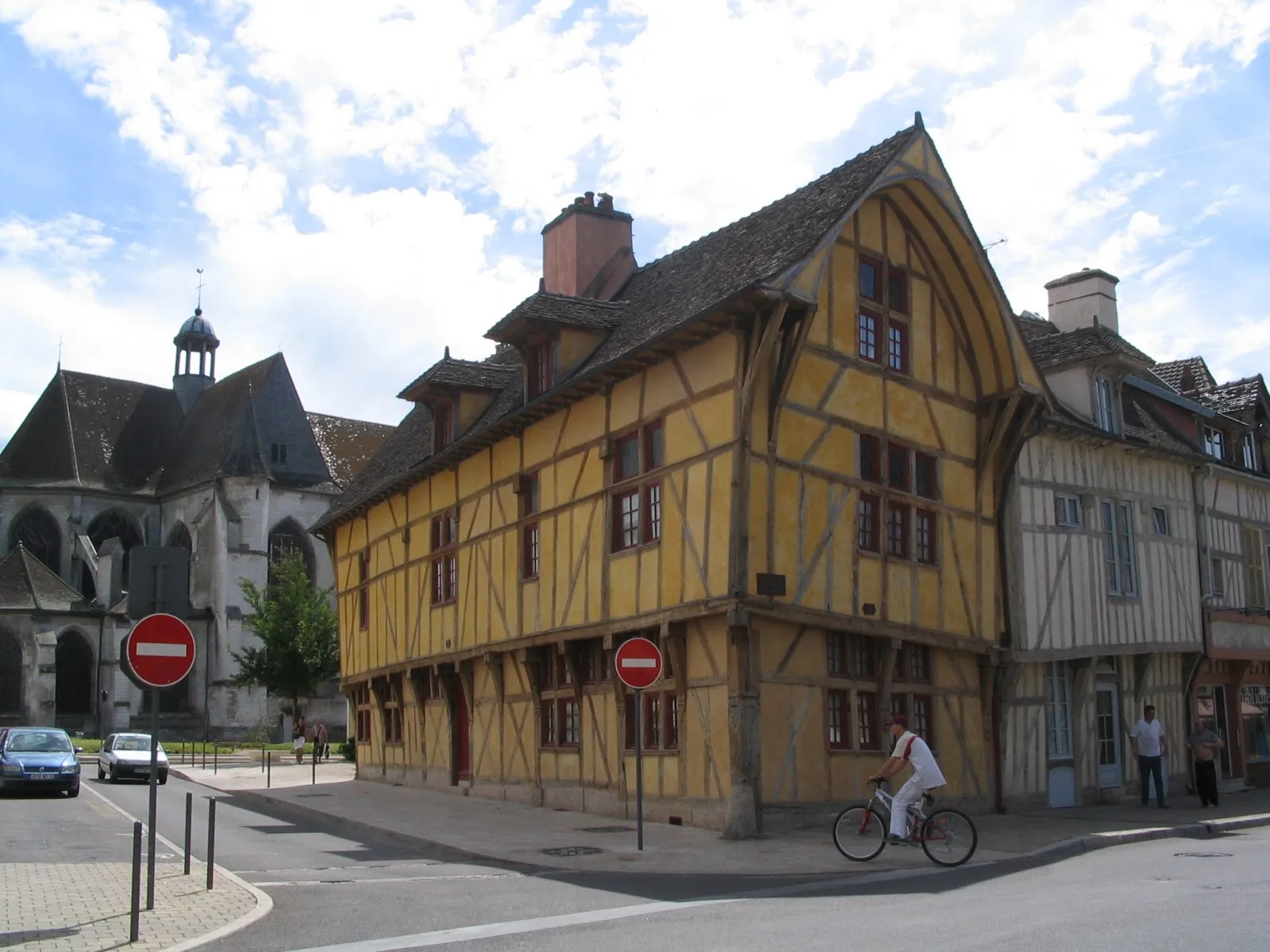 Photo showing: Old houses in Troyes, France : In back St Nizier church.