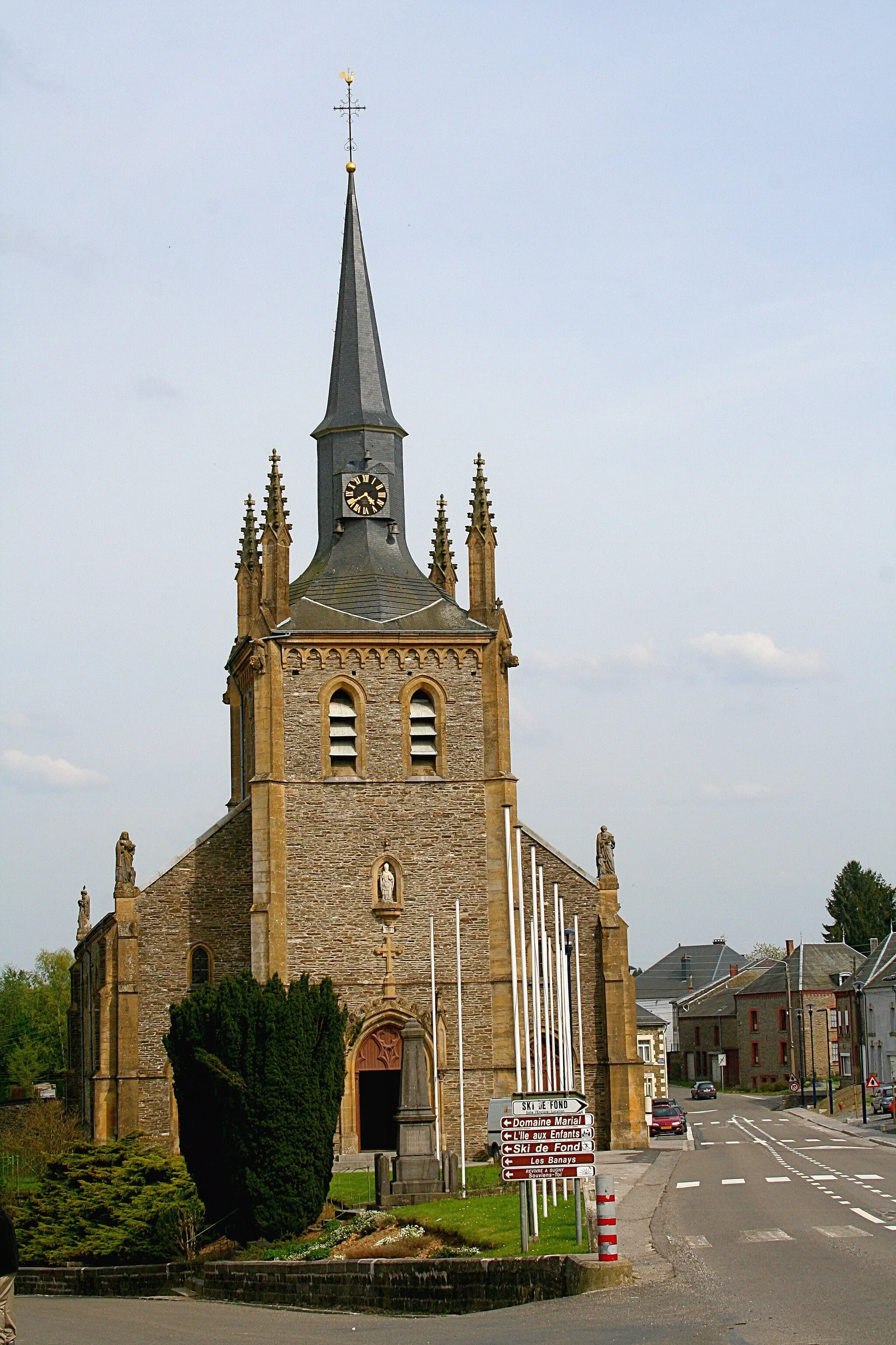 Photo showing: Sugny (Belgium): the memorial dedicated in honour to the victims of the two last world wars and the St. Martin's church (1851).