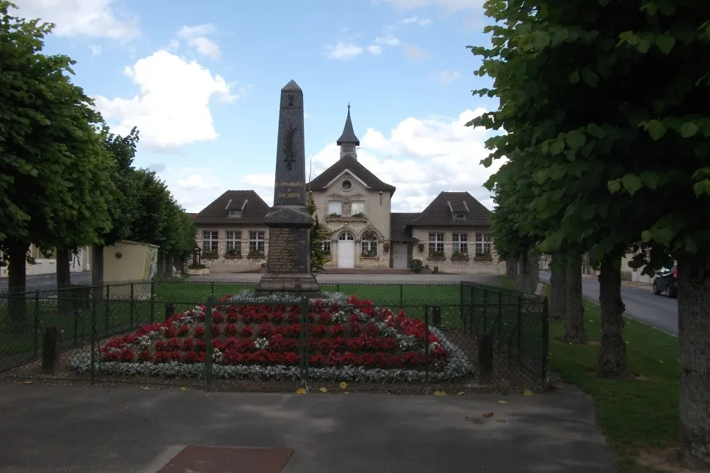 Photo showing: au premier plan le monument aux morts de Sept-Saulx et en arrière plan l'hôtel de ville.