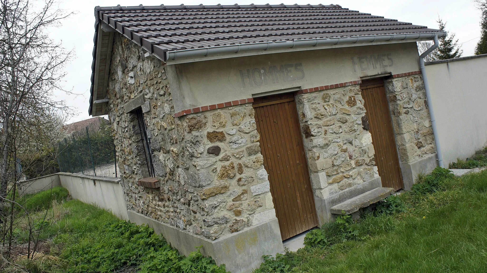 Photo showing: L'ancienne Maison des indigents qui se trouvait à côté de l'église de Prunay .