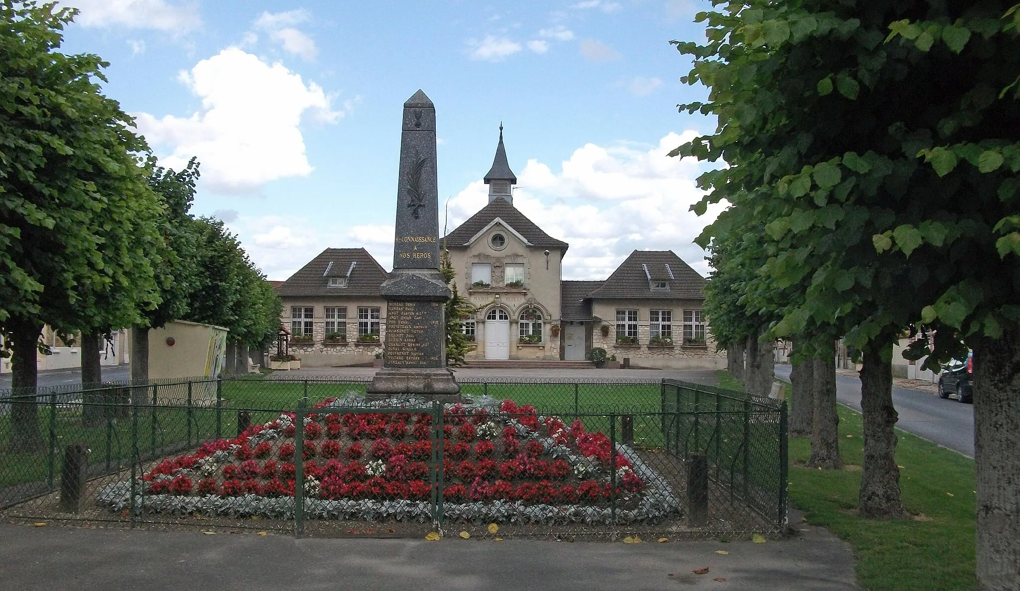 Photo showing: la Mairie l'école et au premier plan le monument aux morts de Prunay .