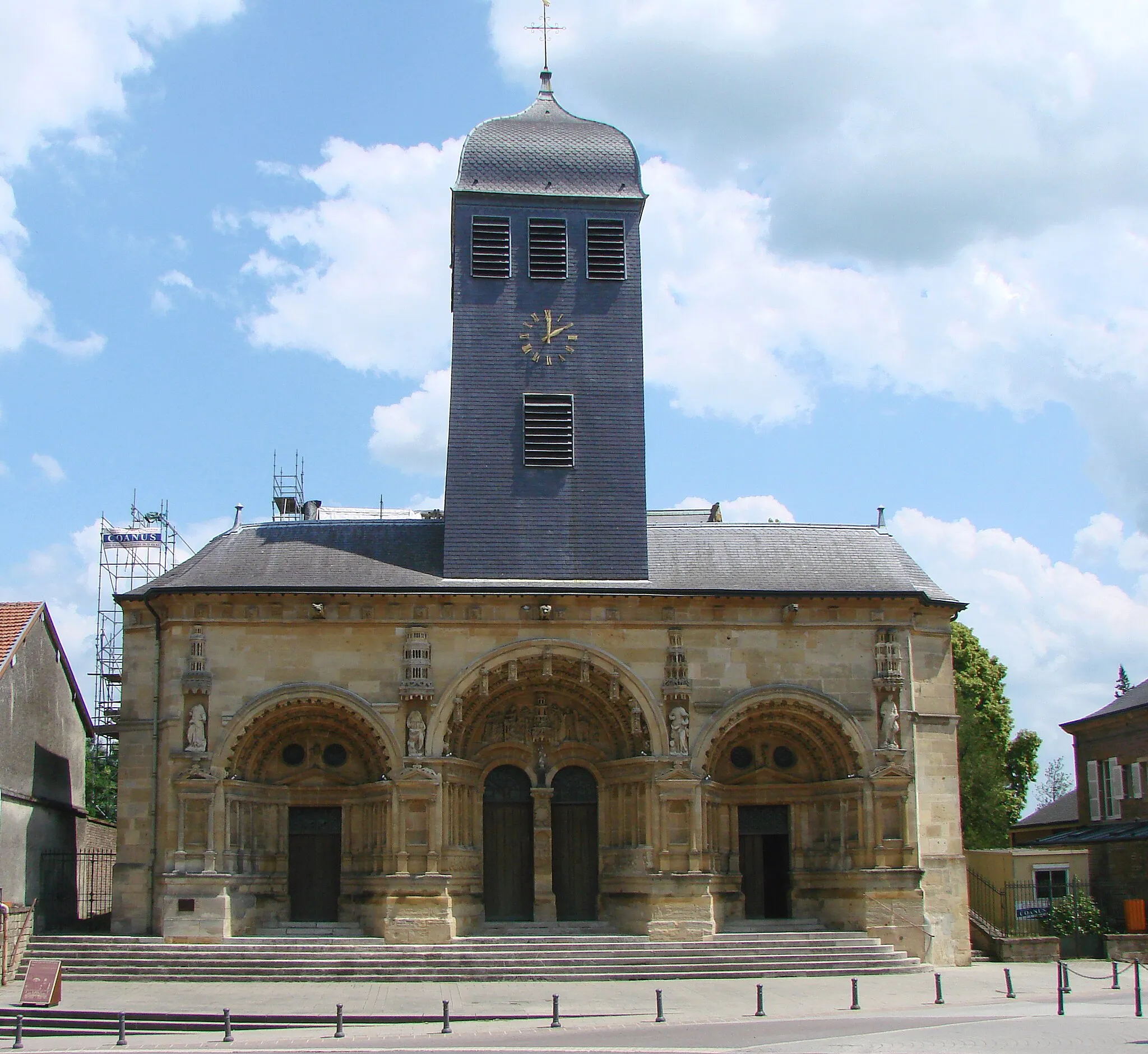 Photo showing: Eglise Saint-Maurille, Vouziers, Ardennes. Son portail Renaissance (milieu XVIème) est très particulier.
