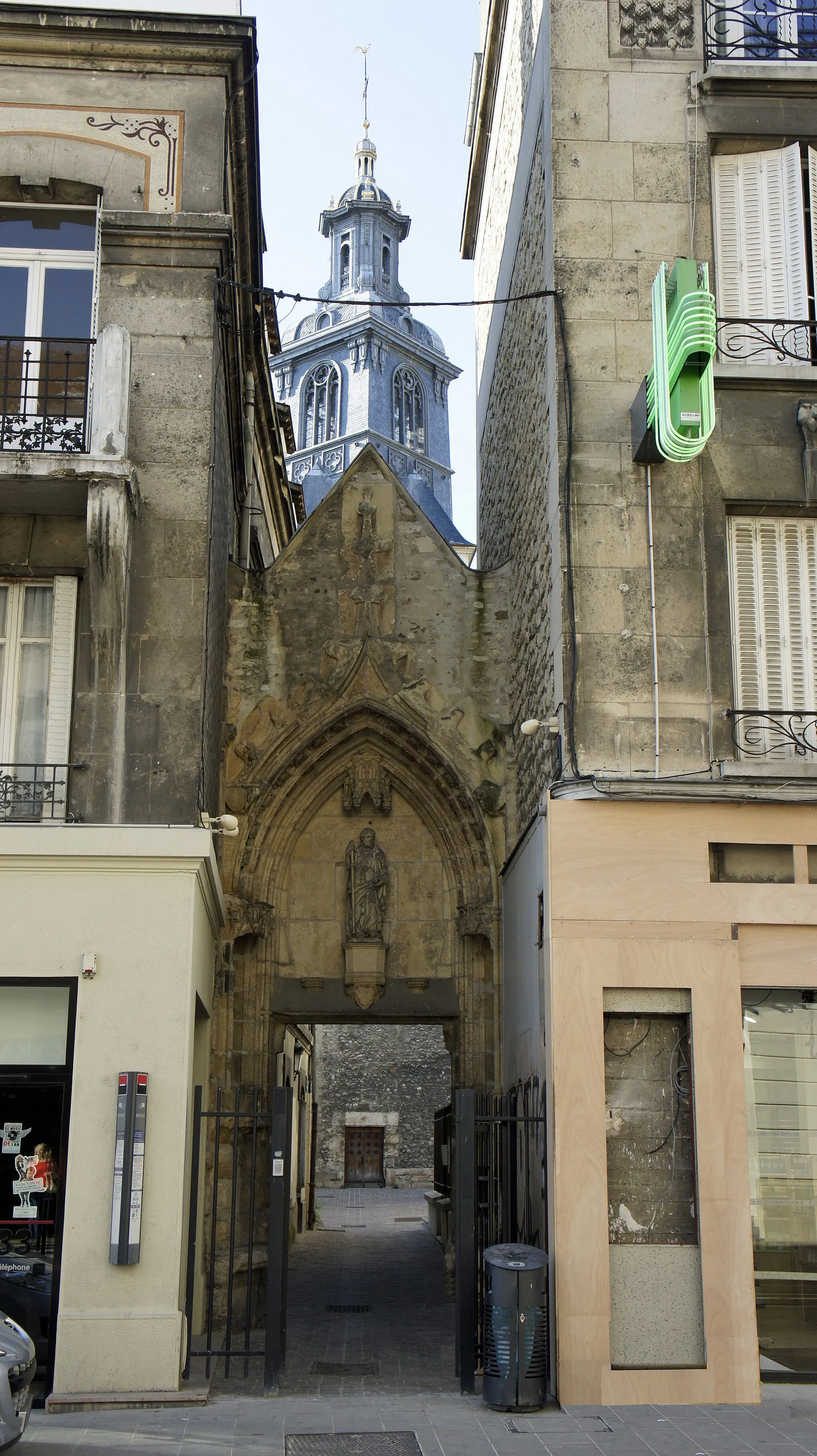 Photo showing: portail donnant sur la rue de Vesle.