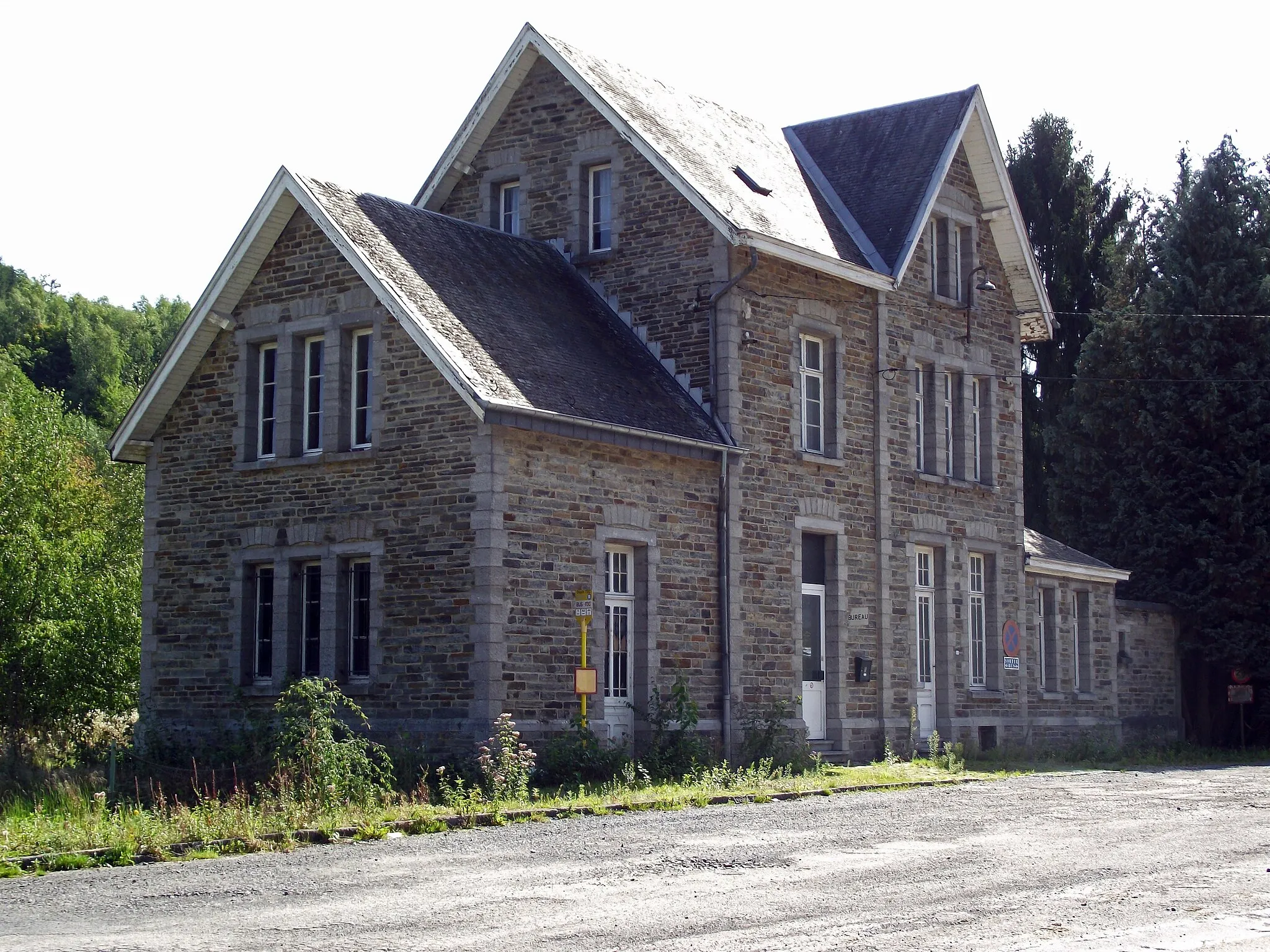 Photo showing: Alle station building, just outside the village, now used as a local office for the Société Régionale Wallonne du Transport