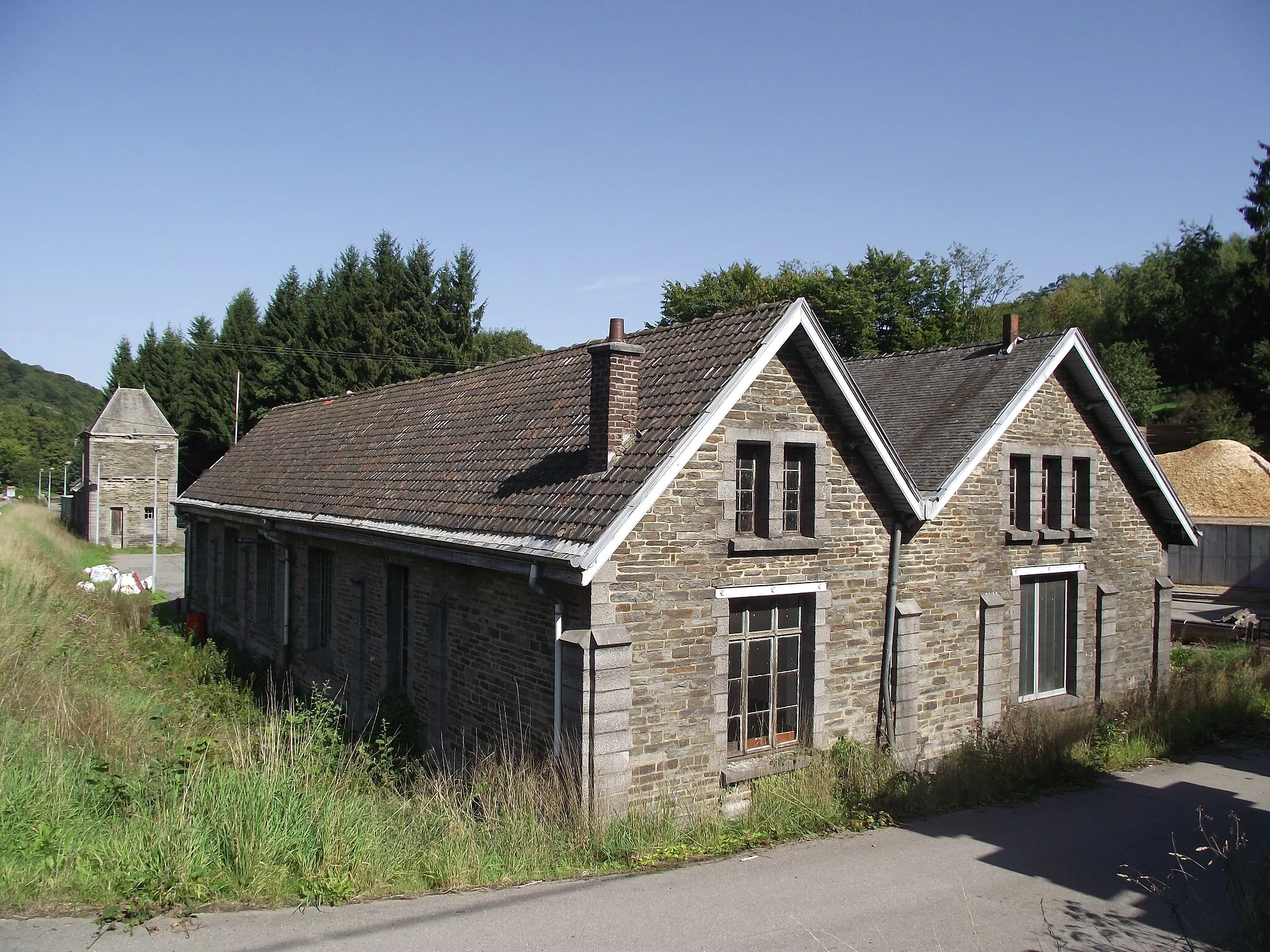 Photo showing: ex-SNCV depot building in Alle, just outside village. It is in use as a firestation.