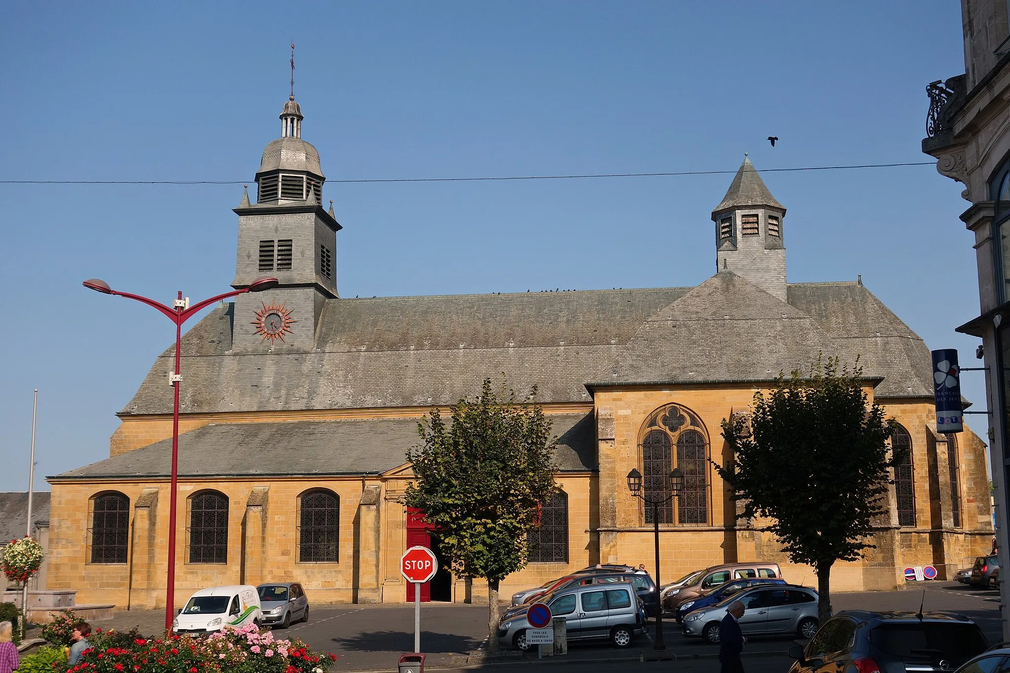 Photo showing: Carignan (France - département des Ardennes) — Église Notre-Dame ; ancienne Collégiale. XIIe ;  XVIe ; XVIIe & XXe siècle.