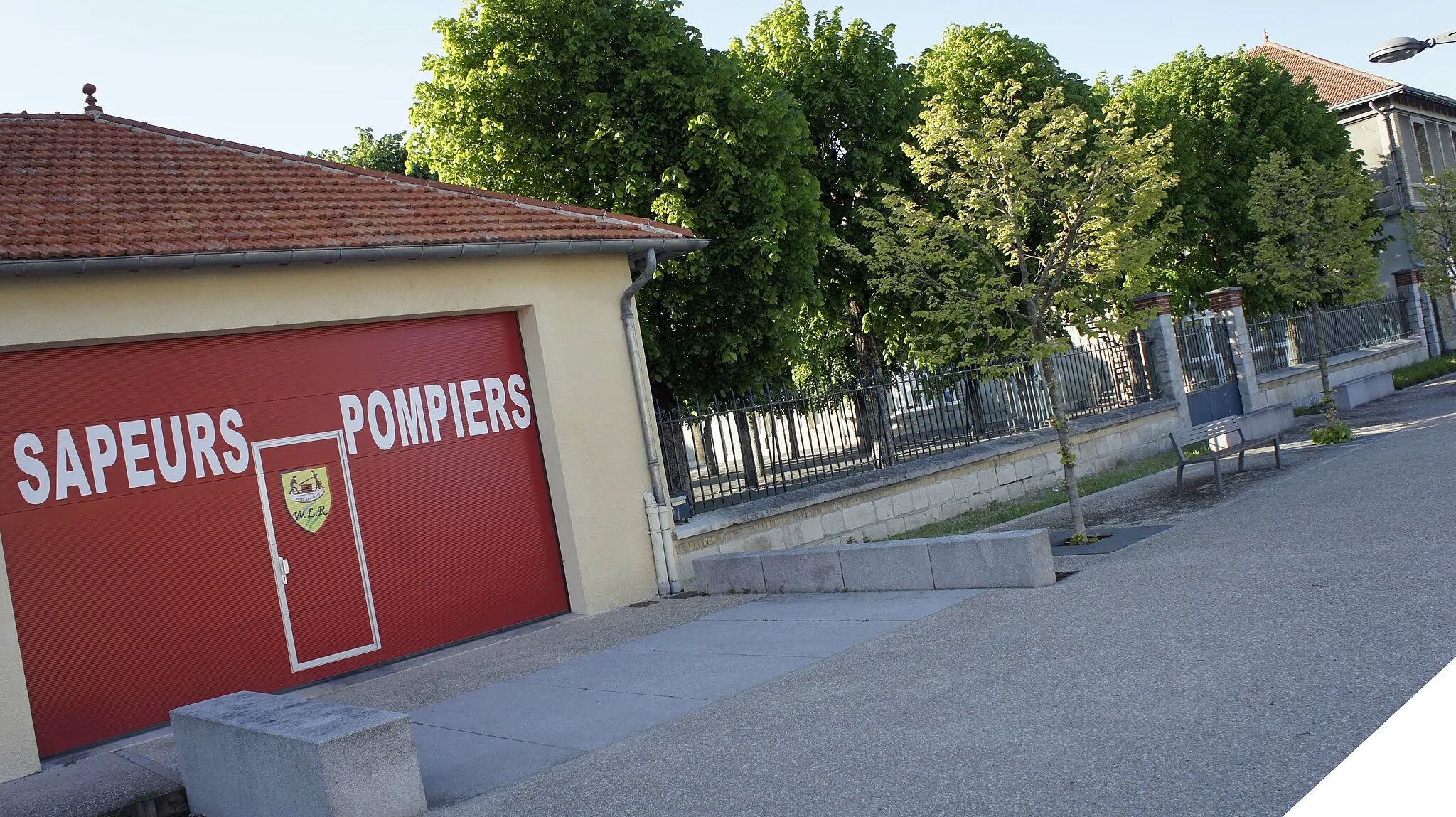 Photo showing: caserne de Pompiers et cour de l'école à Witry.