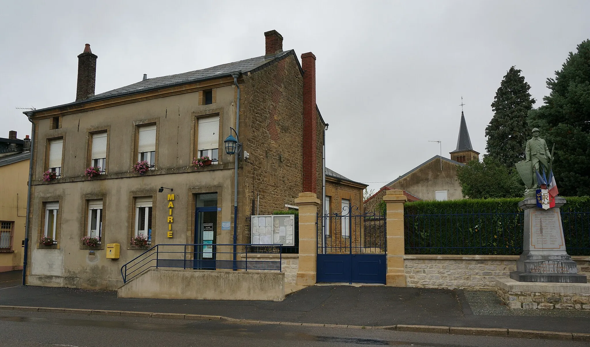 Photo showing: Vue de la Mairie et du monument aux morts.