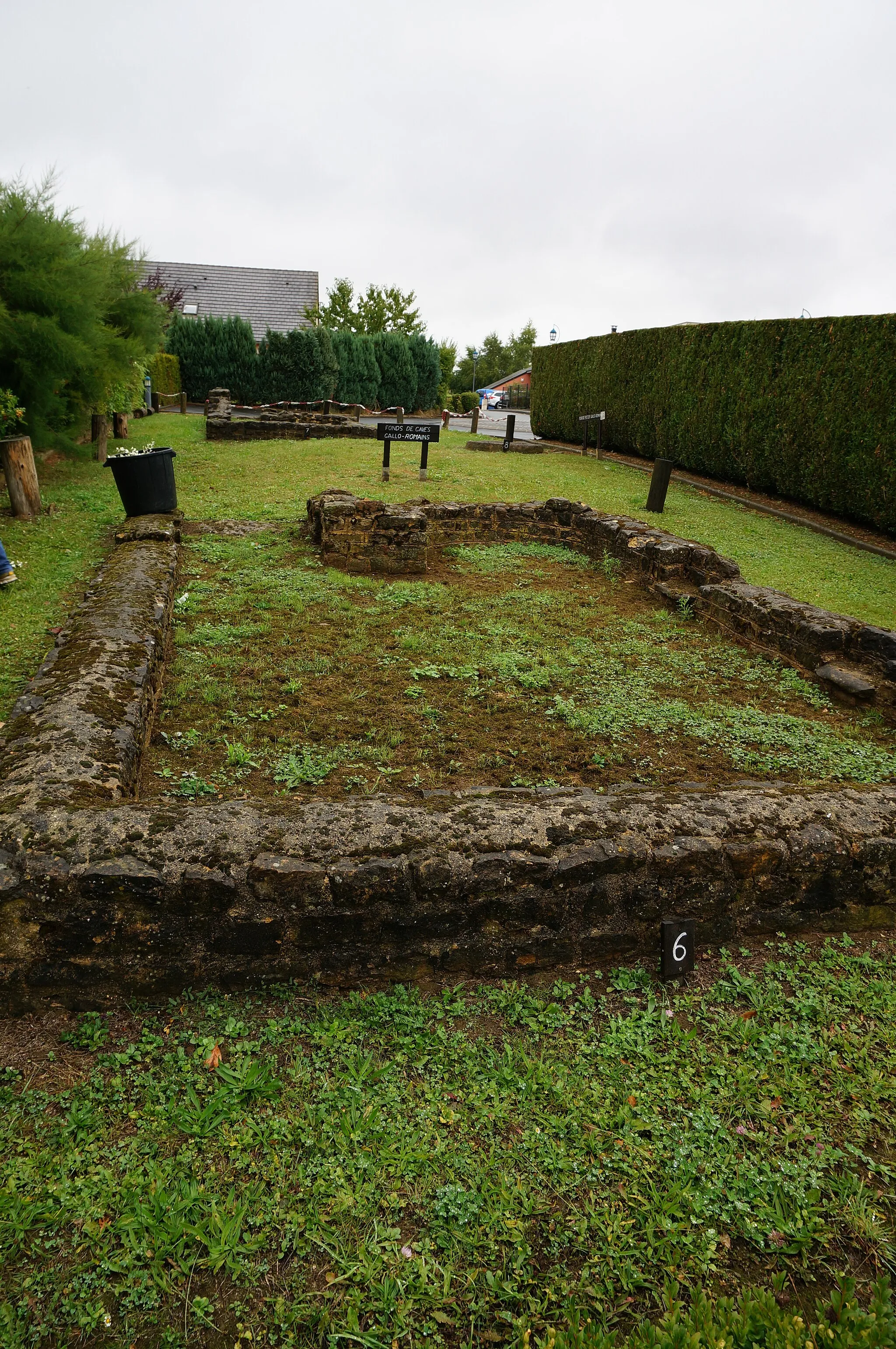 Photo showing: 2 maisons gauloises du village .