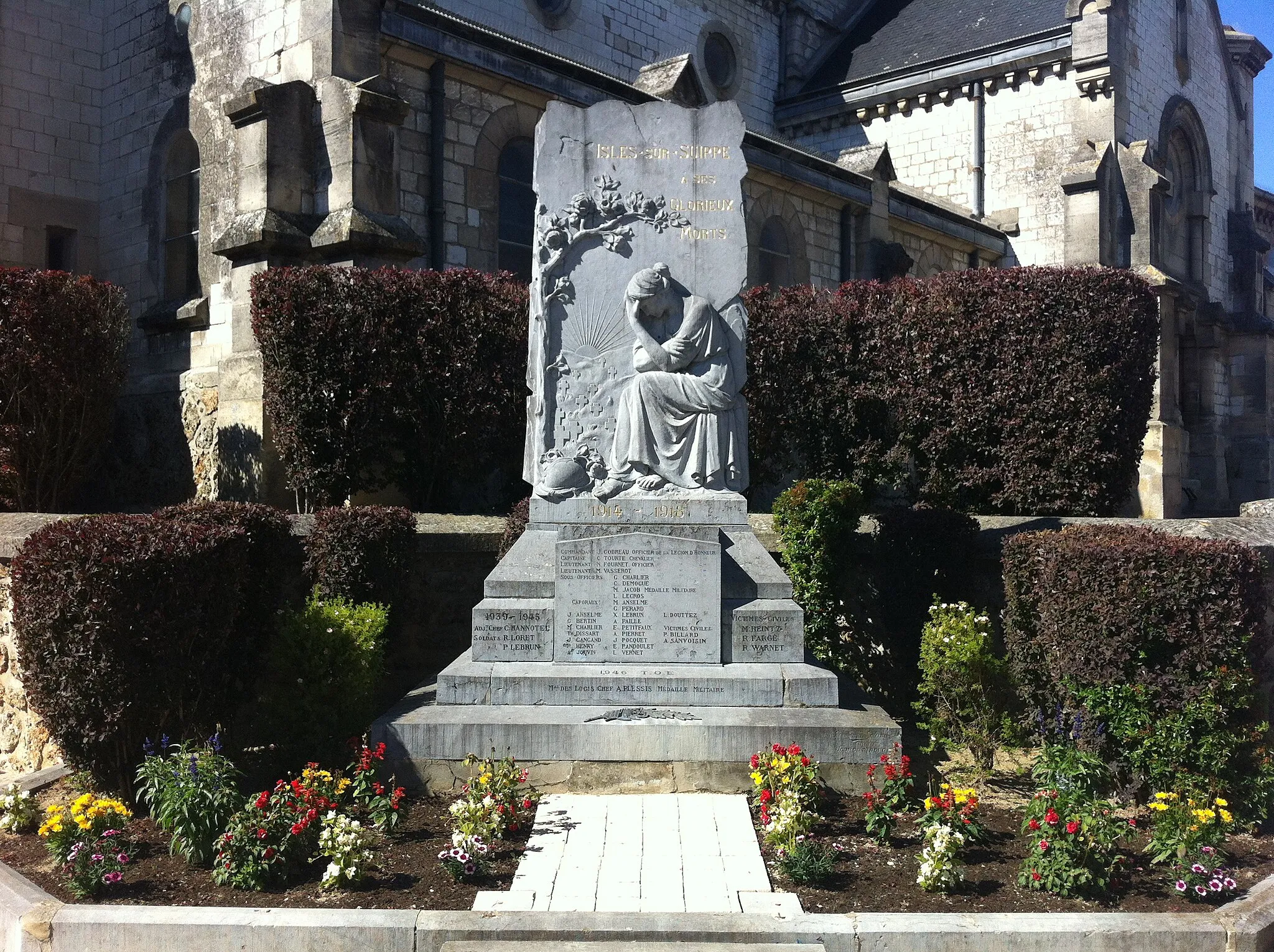 Photo showing: Isles sur Suippe War Memorial