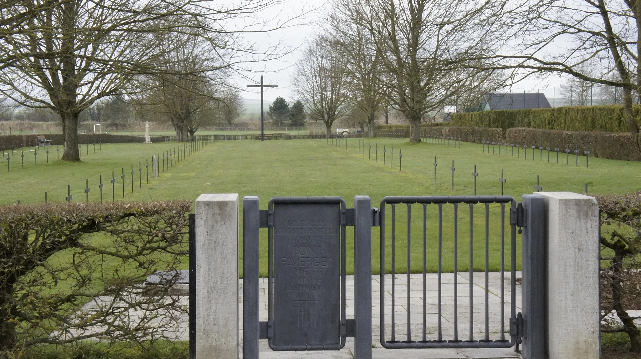 Photo showing: Cimetière militaire allemand de la Première Guerre mondiale, ici l'entrée .