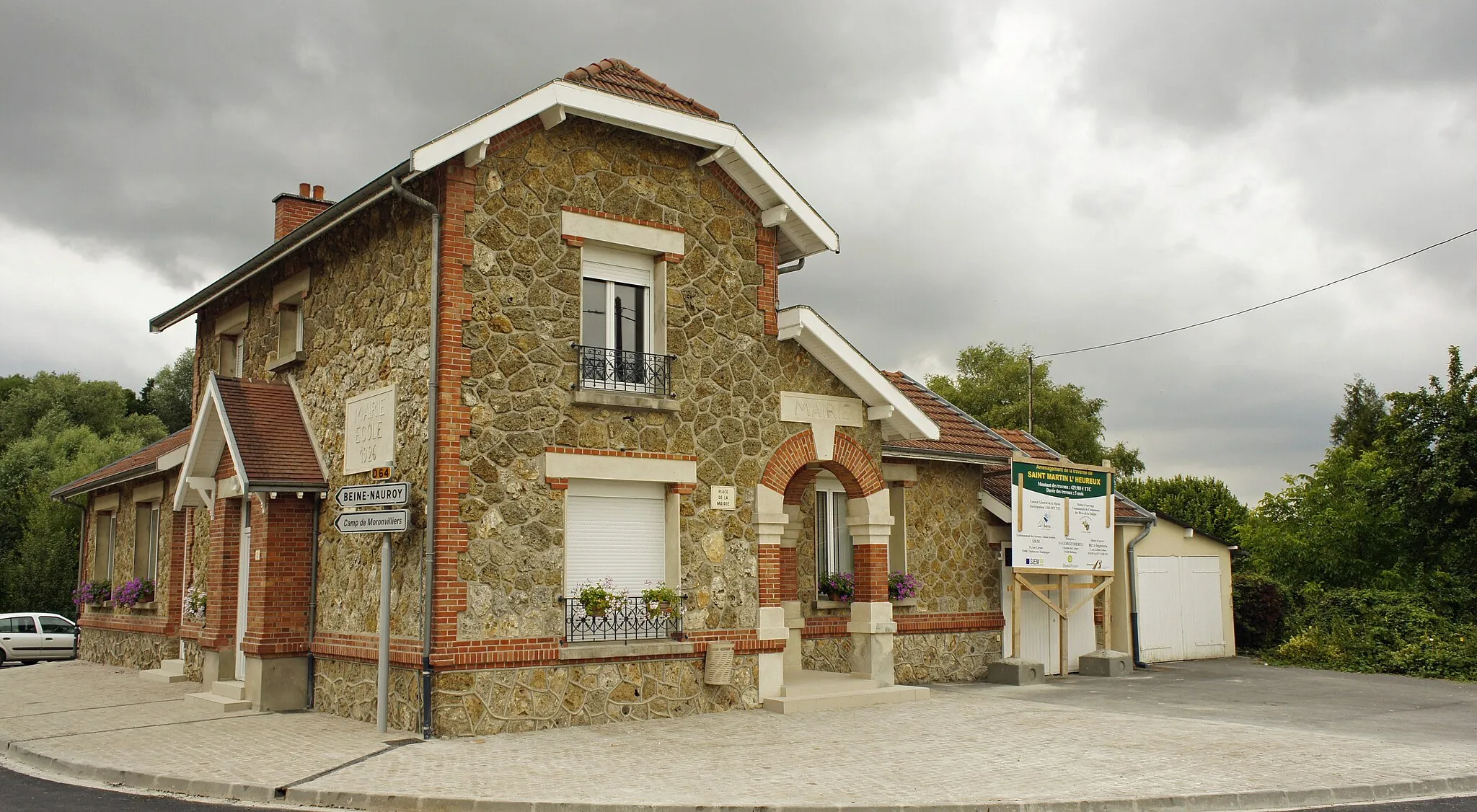 Photo showing: vue de la mairie à Saint-Martin-l'Heureux.